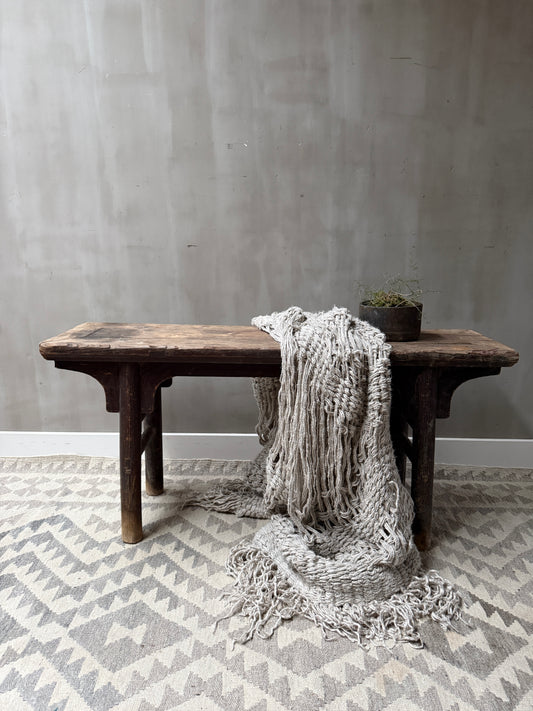 Authentiek houten bankje met grof plaid en plantenpot in sober landelijk interieur, My Sober Home