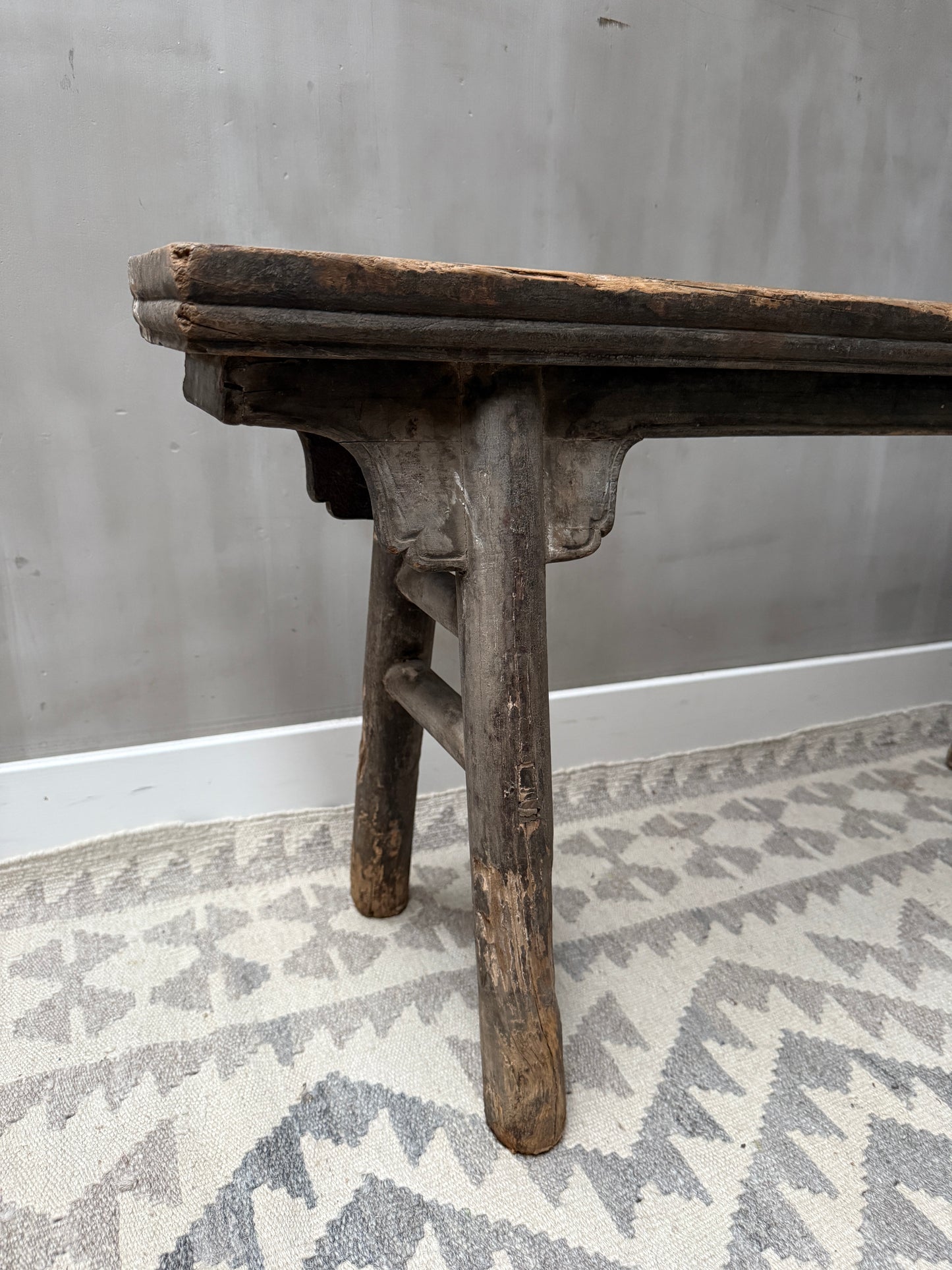 Authentiek handgemaakt houten bankje uit India, landelijk en sober interieur, My Sober Home