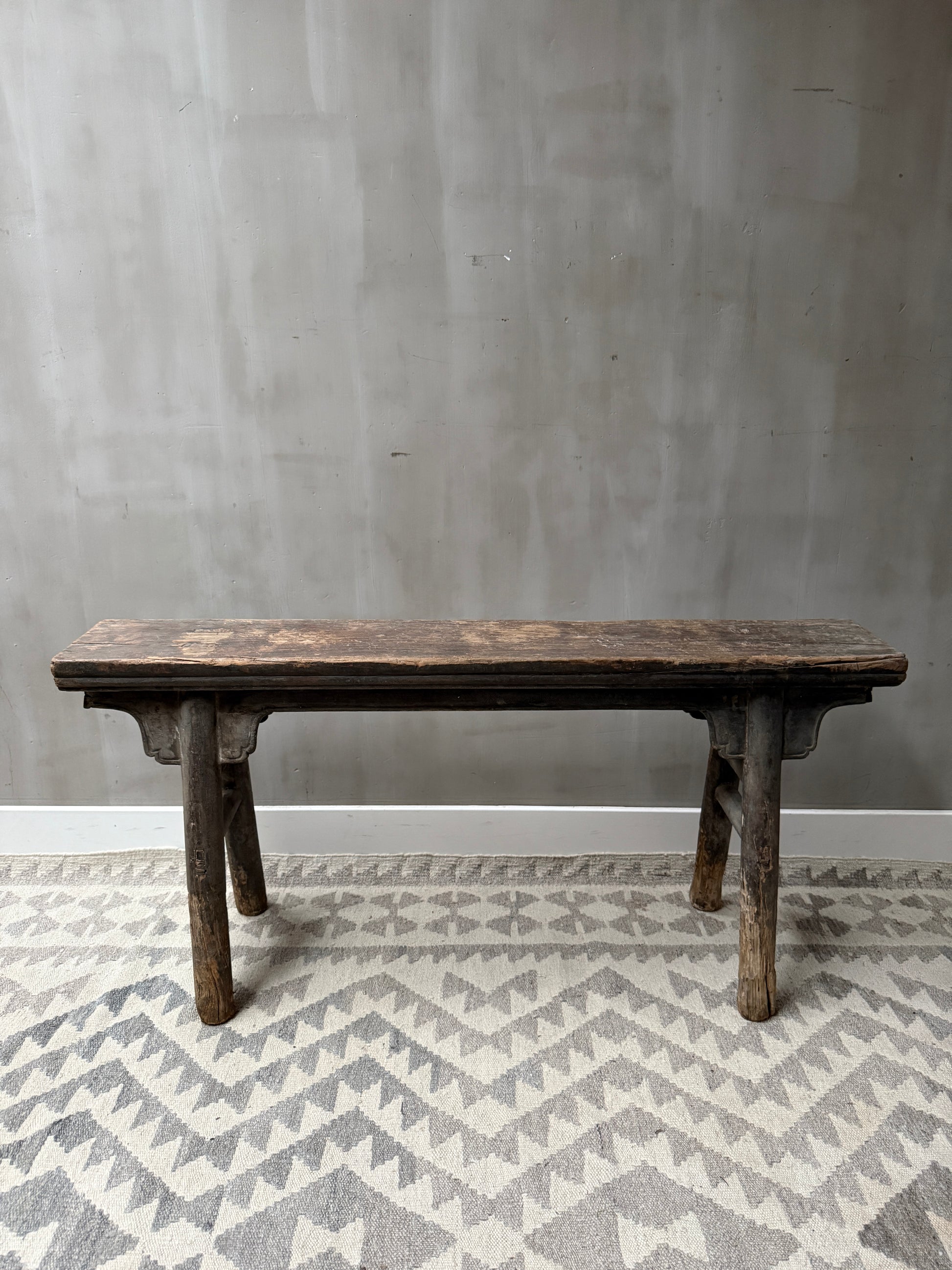 Authentiek, handgemaakt houten bankje met verweerde look, landelijk en sober interieur