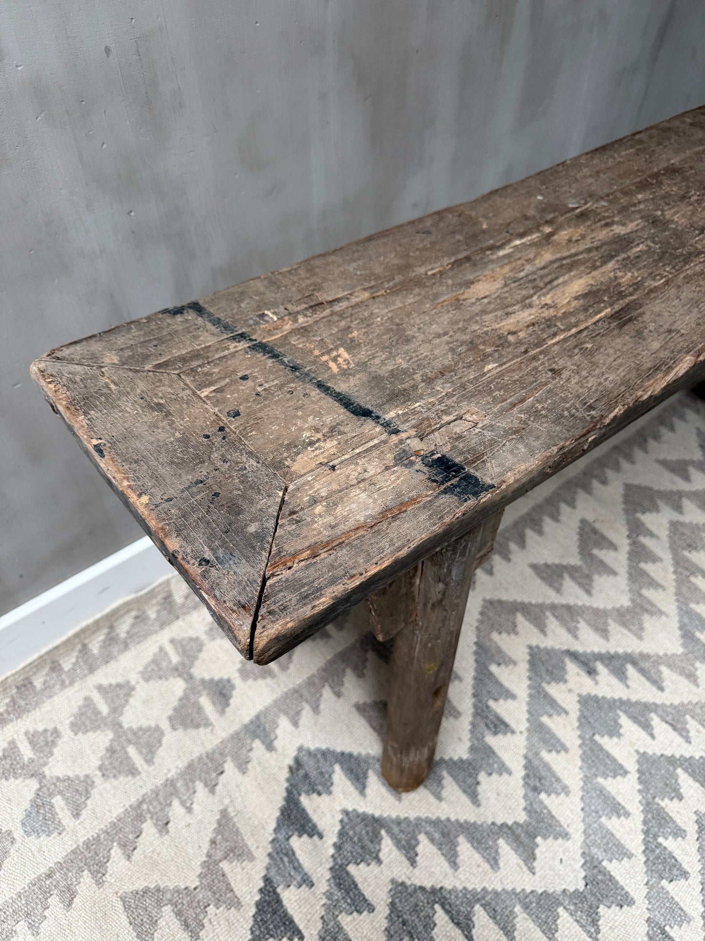 Authentiek handgemaakt houten bankje op vintage vloerkleed, My Sober Home woonaccessoire.