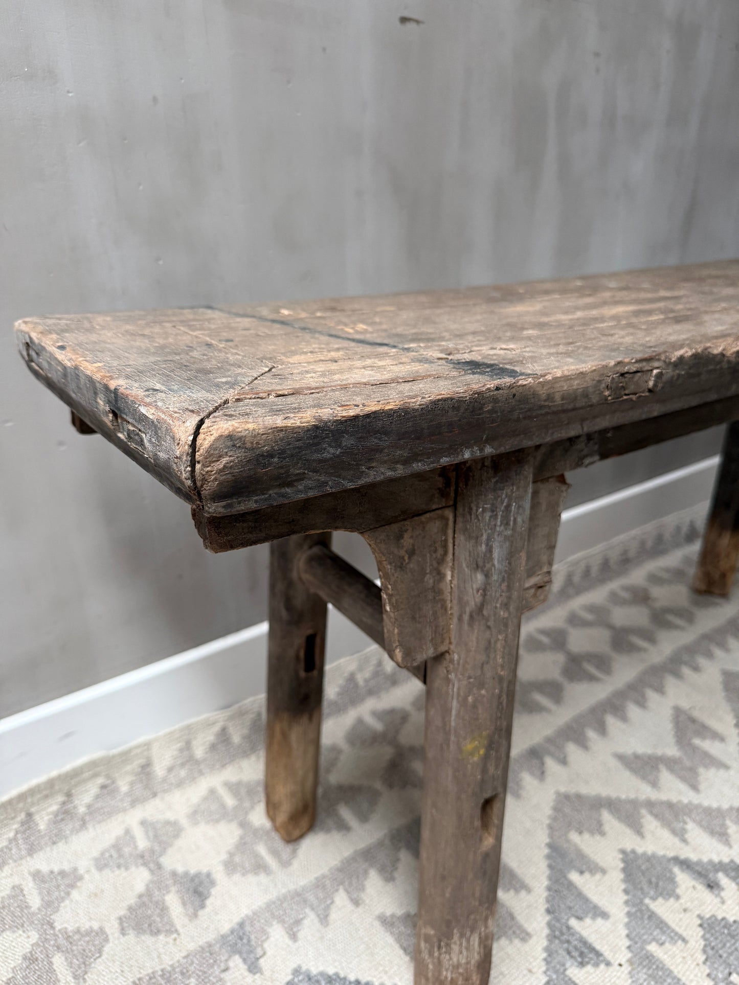 Authentiek handgemaakt houten bankje voor sober landelijk interieur, My Sober Home