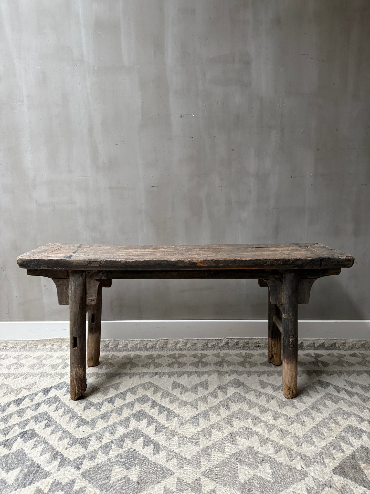 Authentiek houten bankje op een landelijk modern vloerkleed, sober interieur My Sober Home