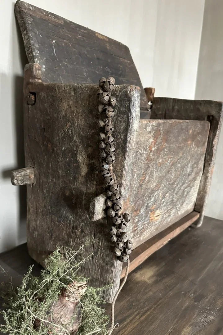 Oude houten kist met metalen belletjes, landelijk sober woonaccessoire van My Sober Home