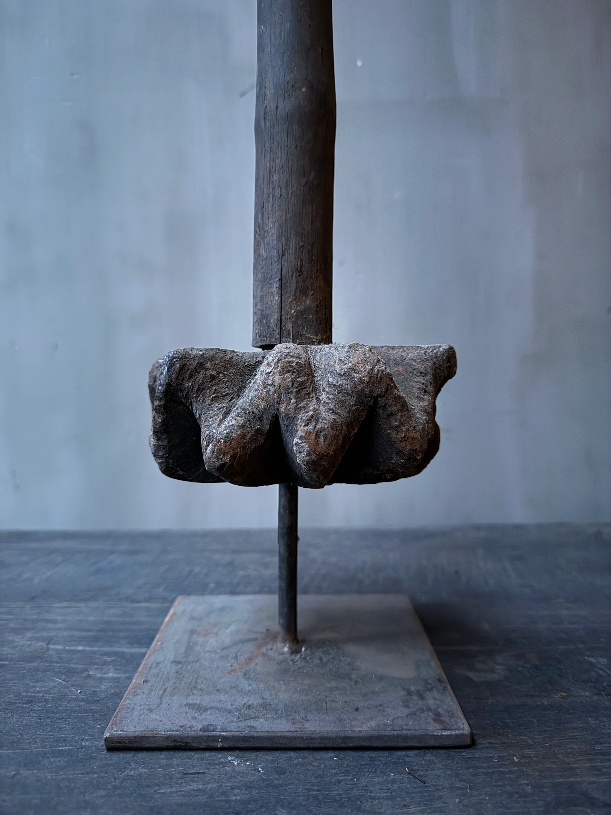 Authentieke houten boterstamper op standaard, sober landelijke woonaccessoire