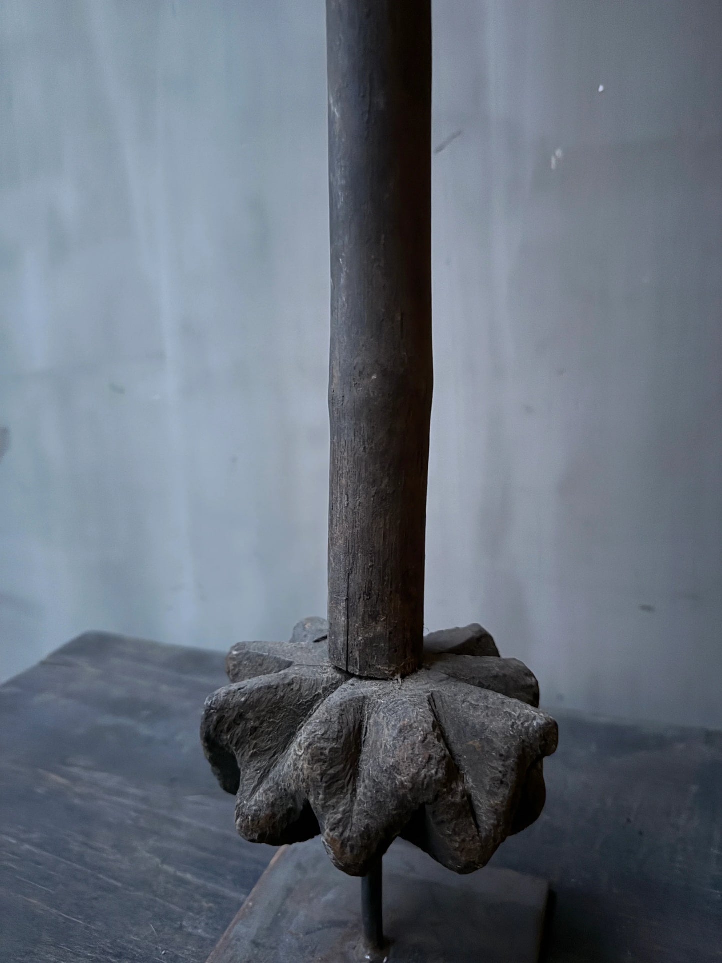 Authentieke houten boterstamper op standaard, handgemaakt woonaccessoire, sober landelijk interieur