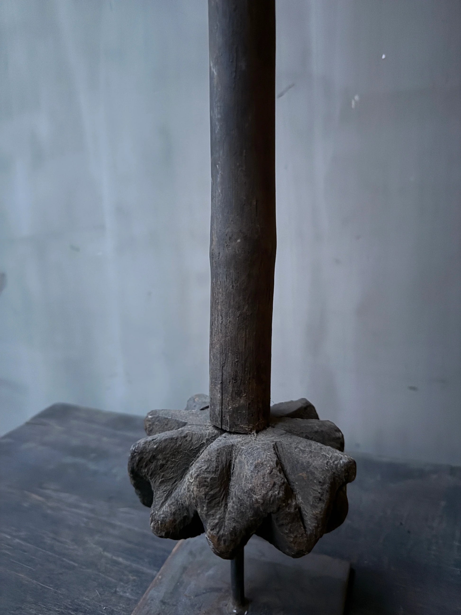 Authentieke houten boterstamper op standaard, handgemaakt woonaccessoire, sober landelijk interieur