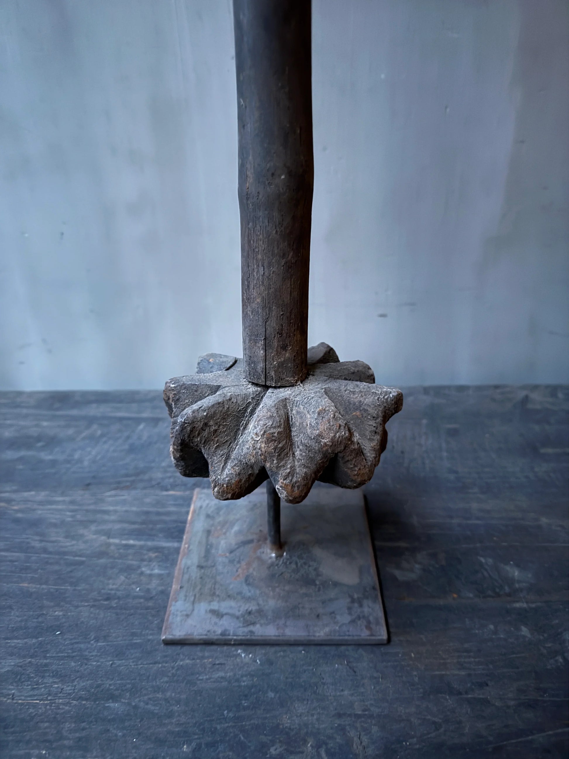 Authentieke houten boterstamper op standaard, handgemaakt woonaccessoire My Sober Home