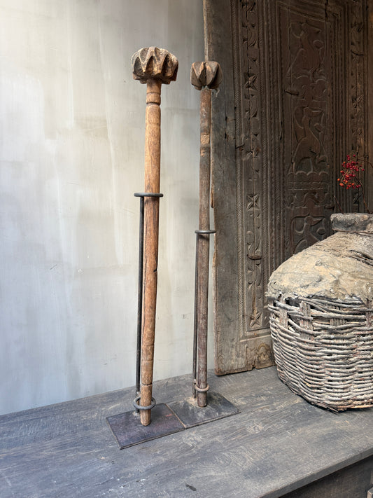 Authentieke houten boterstamper op statief