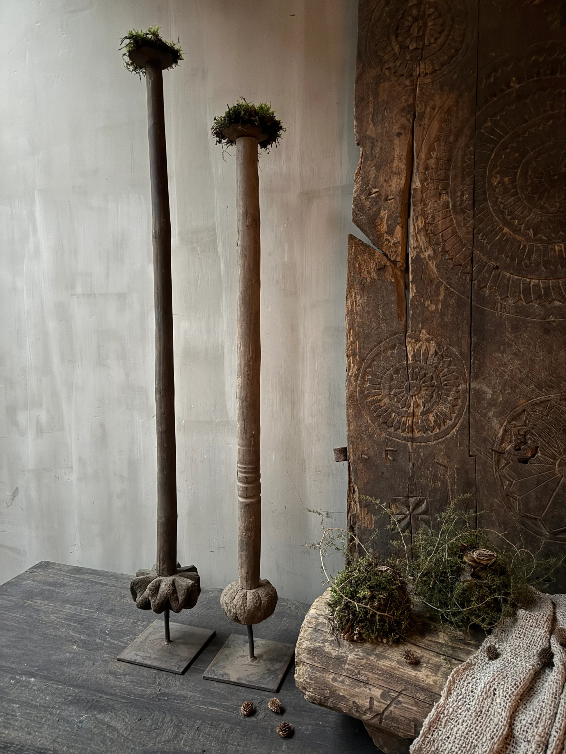 Twee authentieke houten boterstampers op standaard, landelijke decoratie, sober interieur