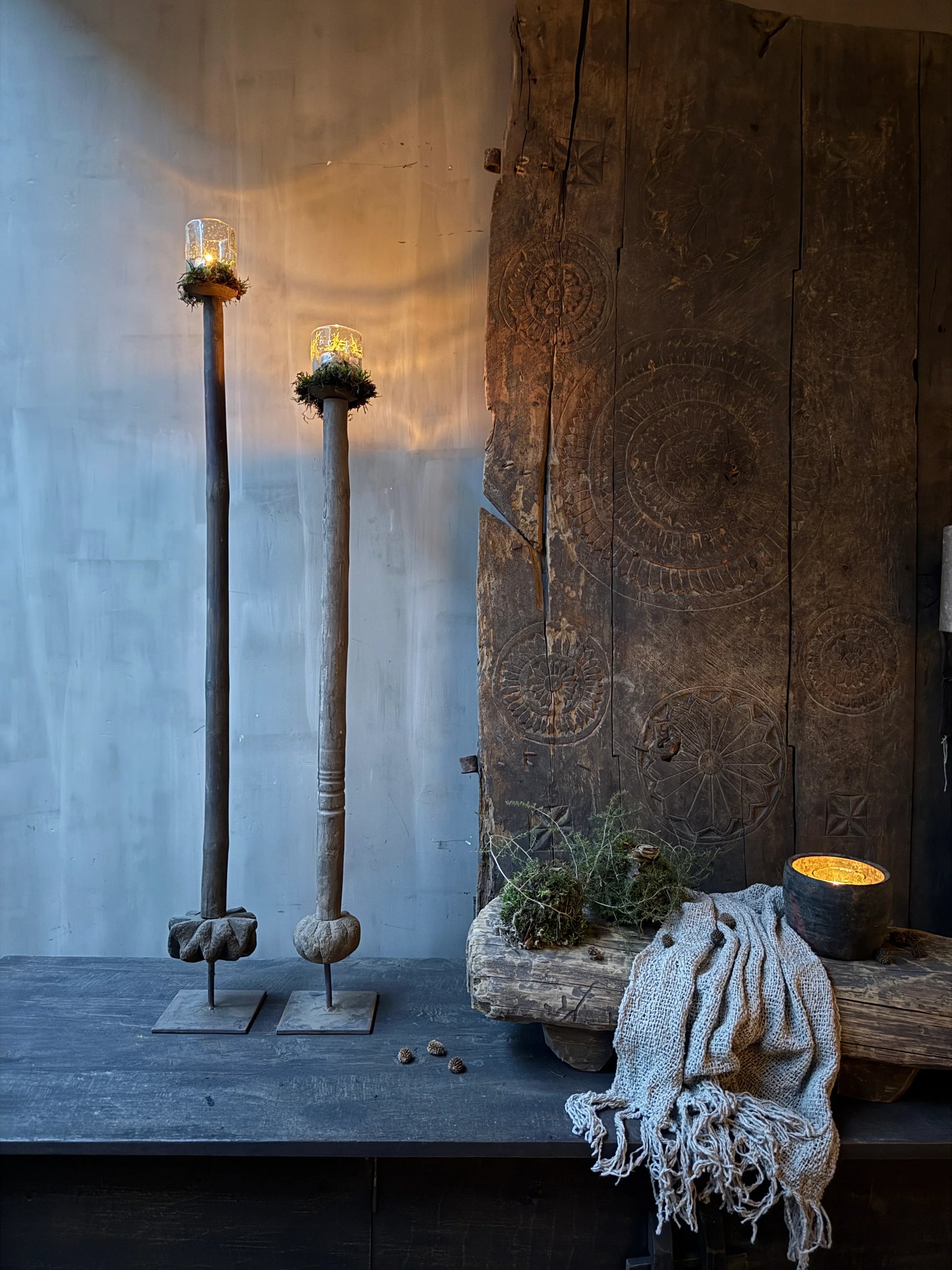 Landelijk interieur met authentieke houten boterstampers, sobere kaarsverlichting en accessoires bij My Sober Home