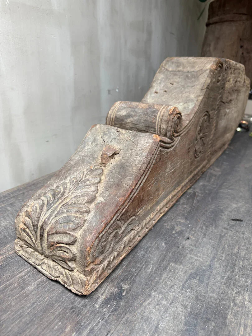 Authentiek handgemaakt houten bouwornament met houtsnijwerk, landelijk en sober interieur