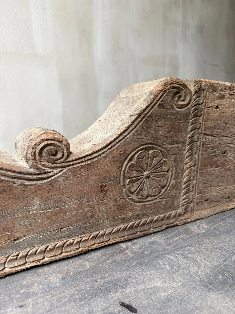 Handgemaakt houten bouwornament met sierlijke gravures, landelijk en sober interieur