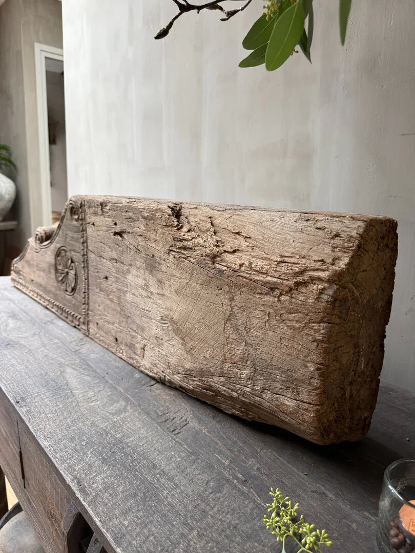 Authentiek houten bouwornament op donker tafelblad, landelijk en sober interieur My Sober Home