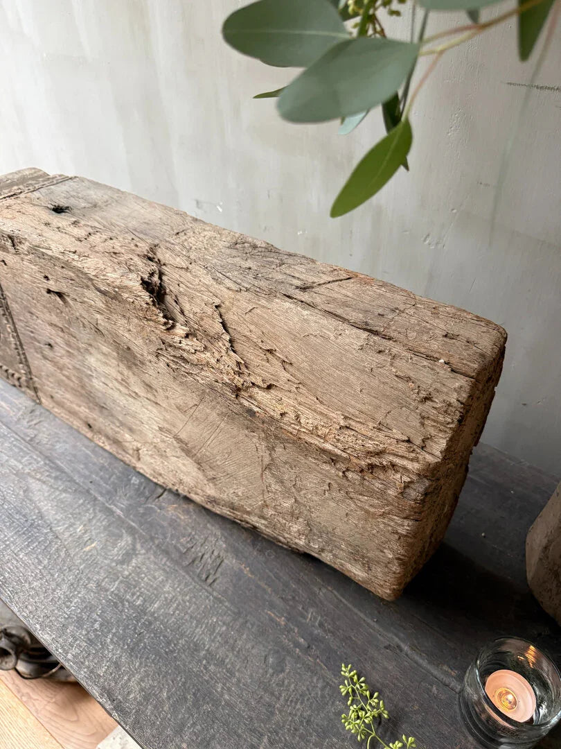 Authentiek, handgemaakt houten bouwornament op een tafel voor landelijk sober interieur