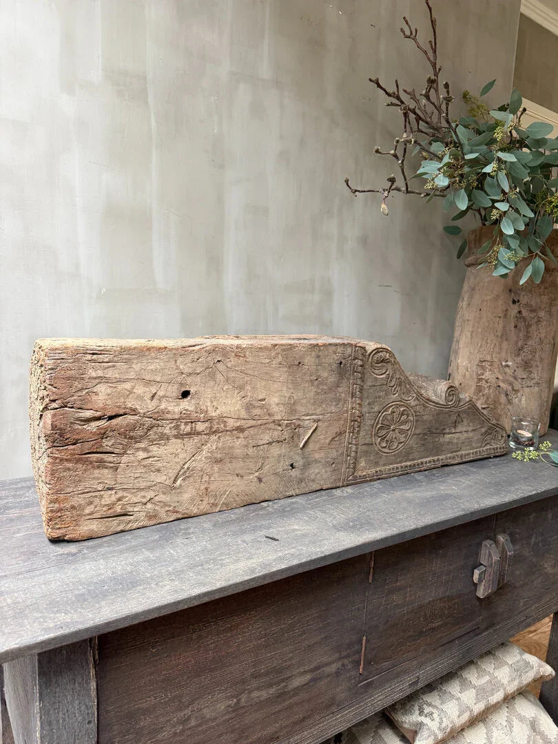 Authentiek houten bouwornament met houtsnijwerk, landelijk en sober interieur accent