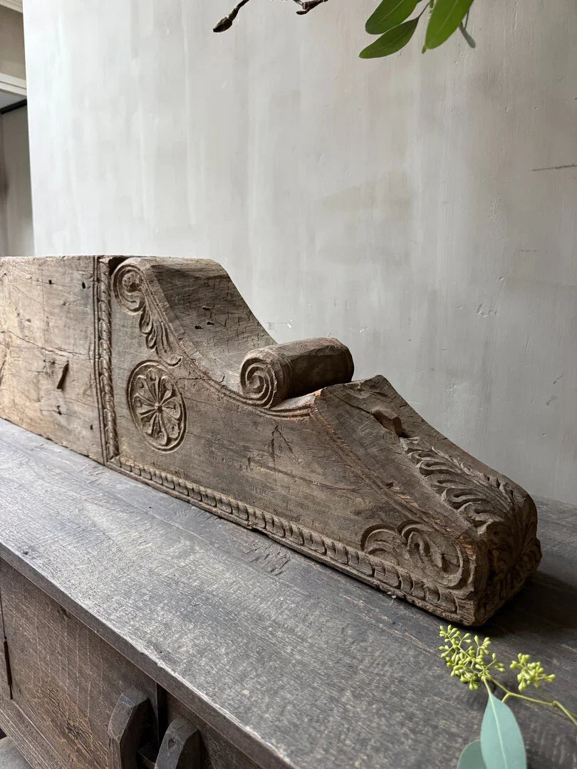 Authentiek houten bouwornament met handgesneden details, landelijk sober woonaccessoire