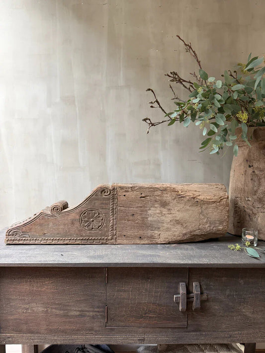 Authentiek houten bouwornament op donkerhouten tafel, landelijke woondecoratie My Sober Home