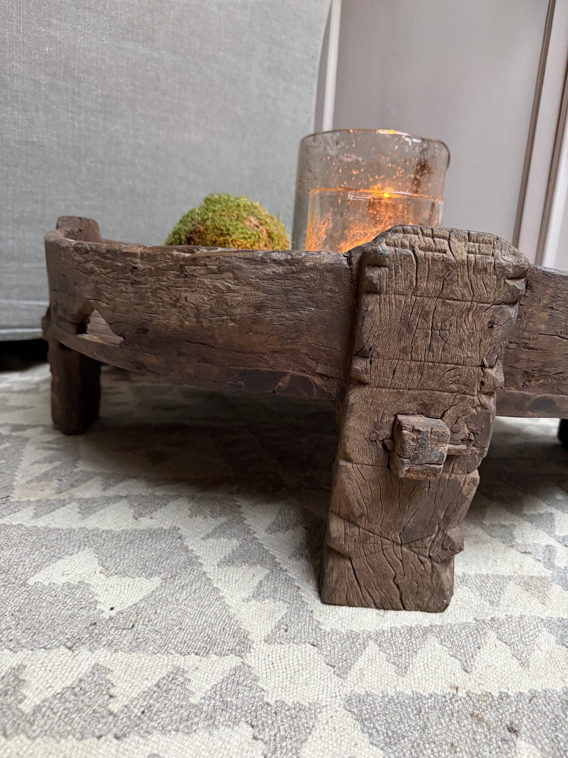 Oude, handgemaakte houten chakkitafel met landelijke stijl, decoratie en landelijke woonaccessoire.