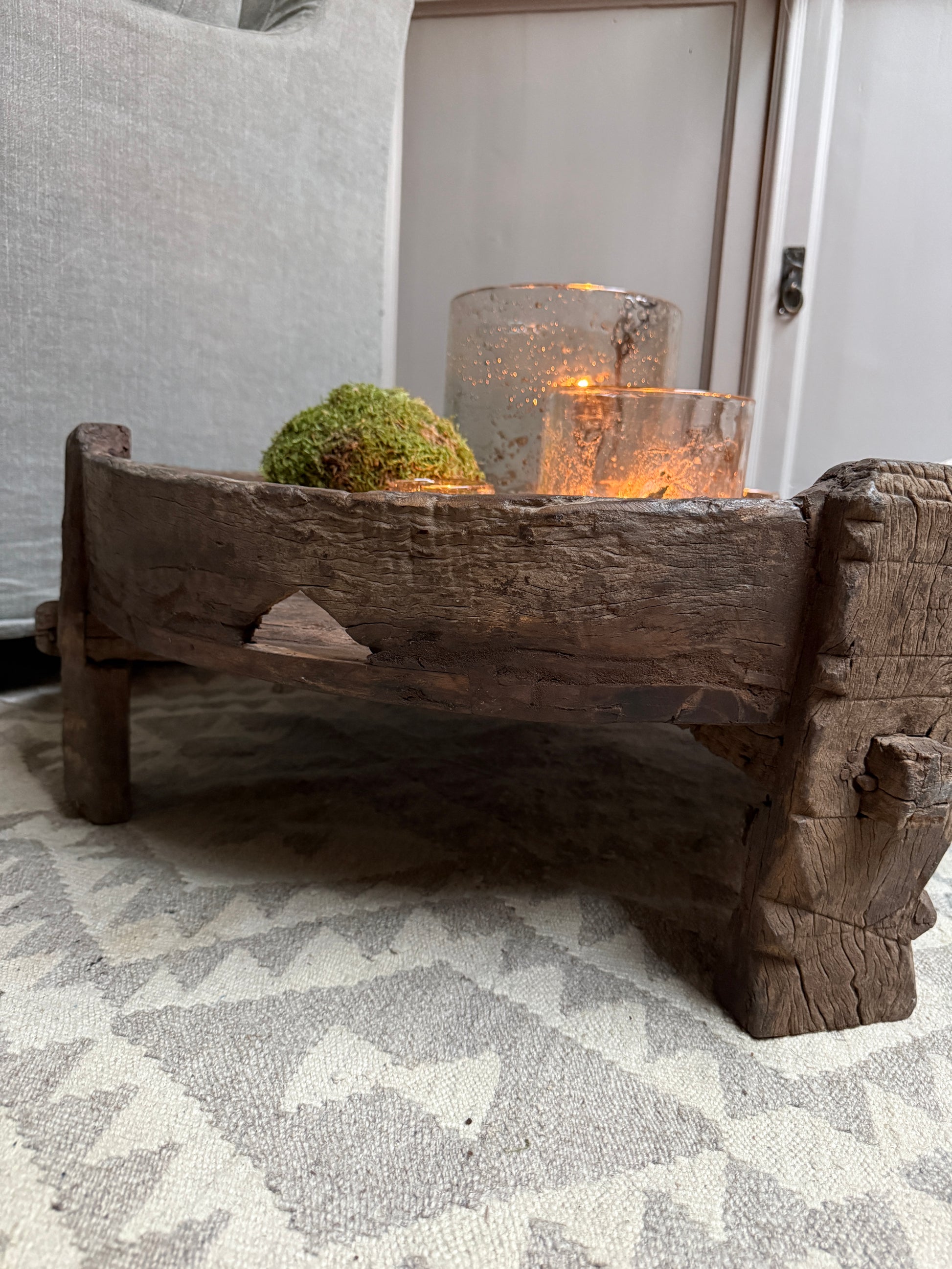 Handgemaakte houten chakki tafel met kaarsen en mos, landelijk sober interieuraccessoire