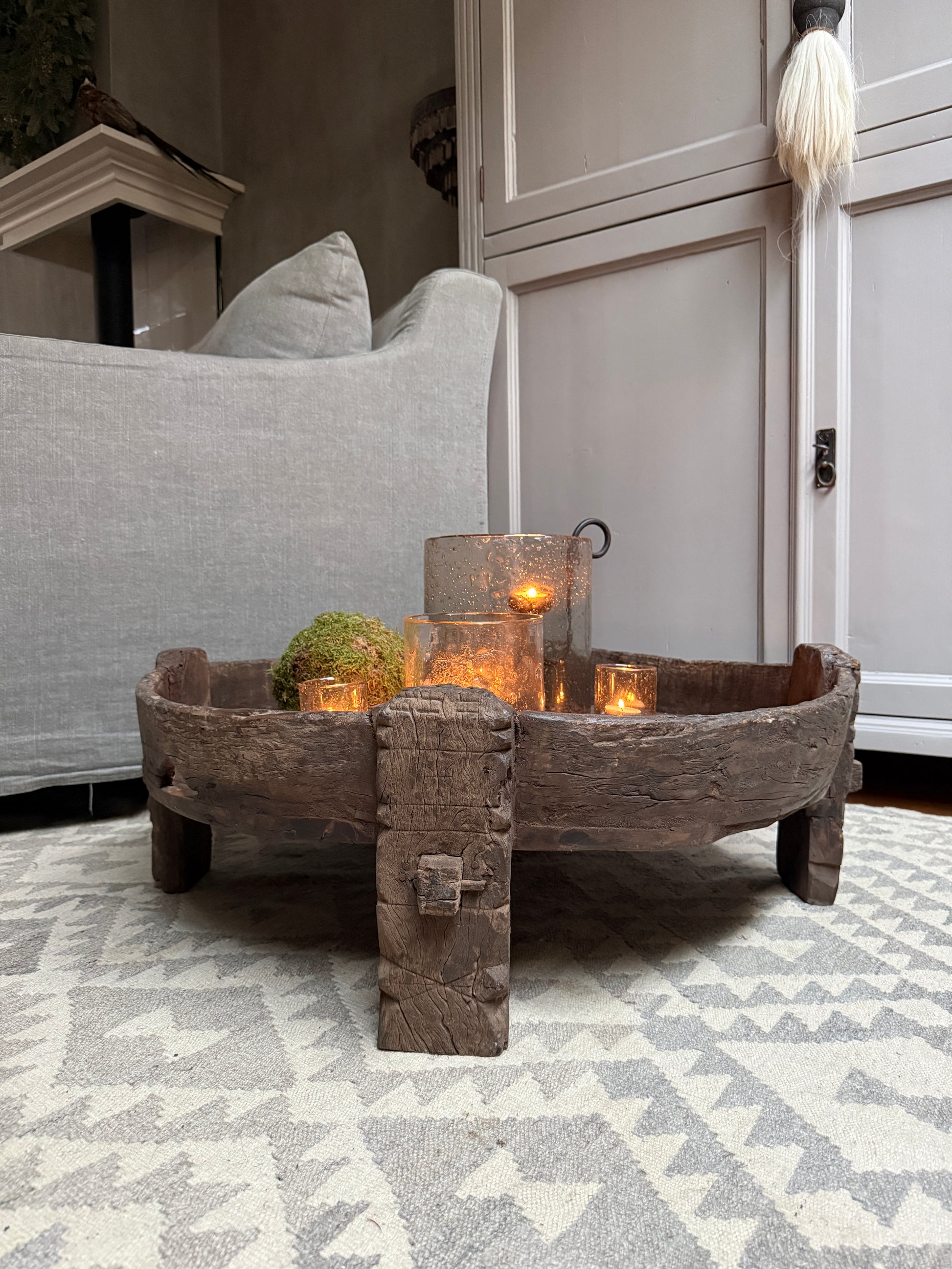 Handgemaakte houten chakkitafel met kaarsen en mos in sober landelijk interieur, My Sober Home