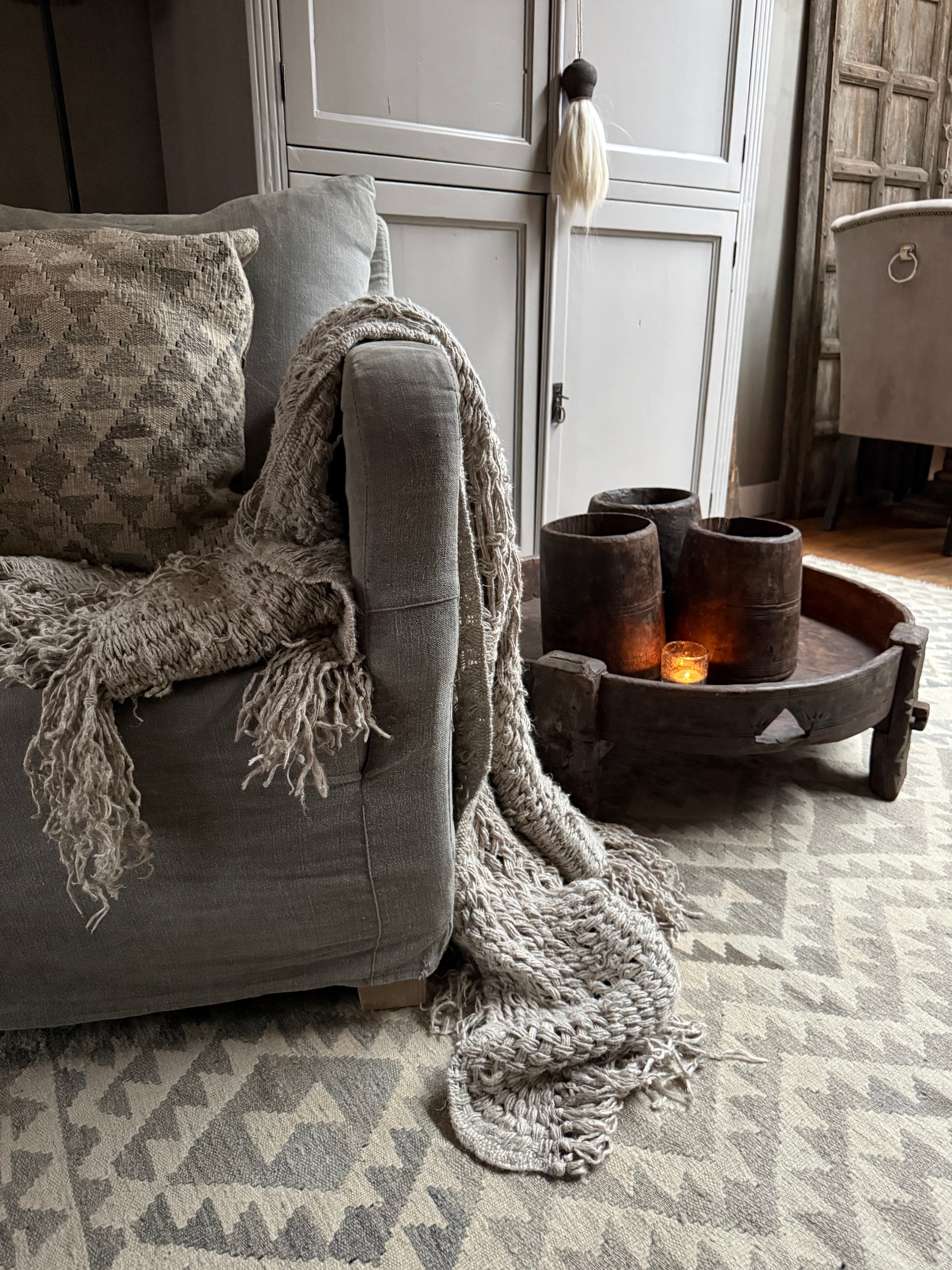 Sober landelijke zithoek met handgemaakte plaid, kussen en houten accessoires, My Sober Home