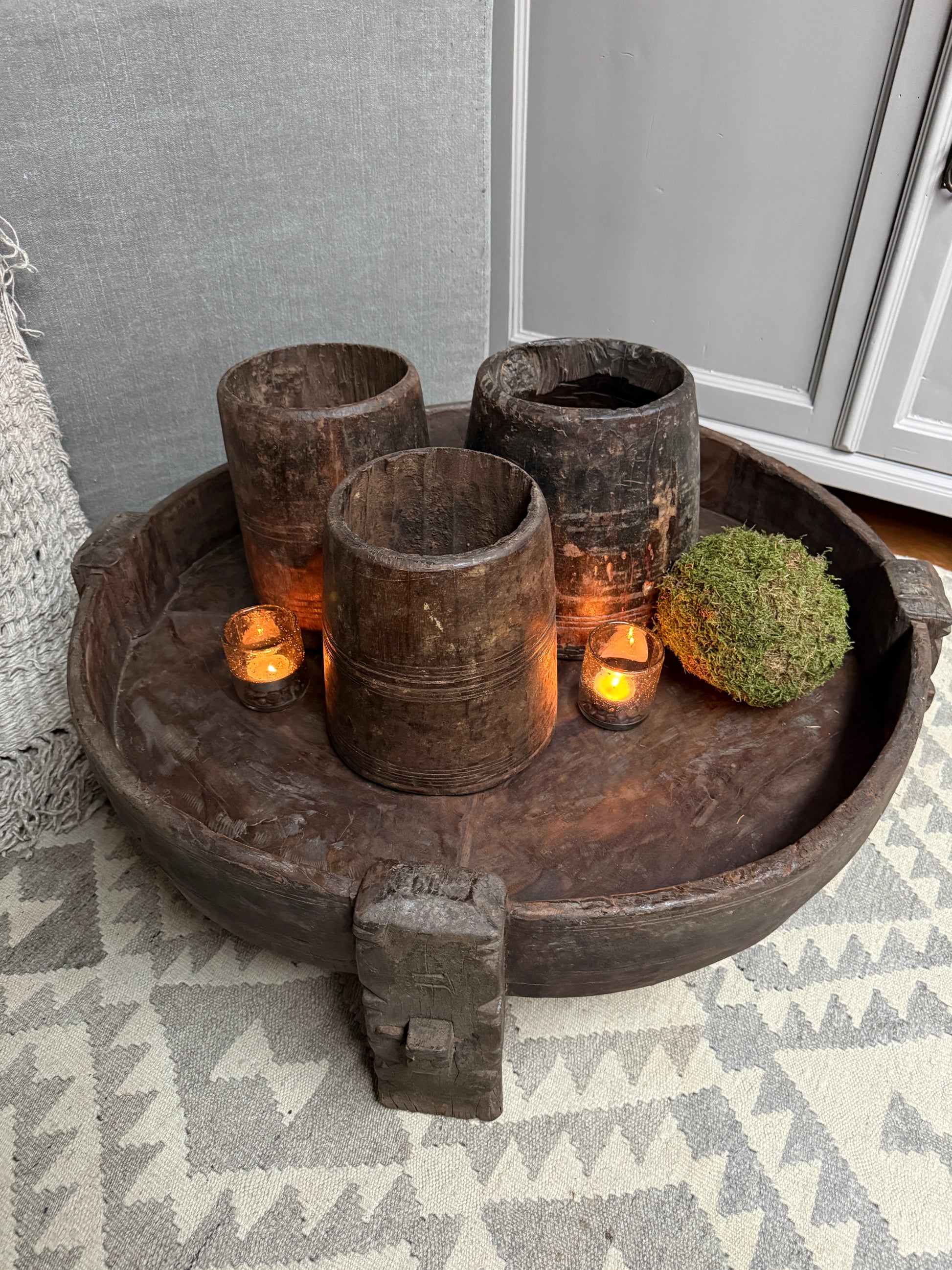 Houten chakkitafel met rustieke kaarsen en landelijke decoratie My Sober Home