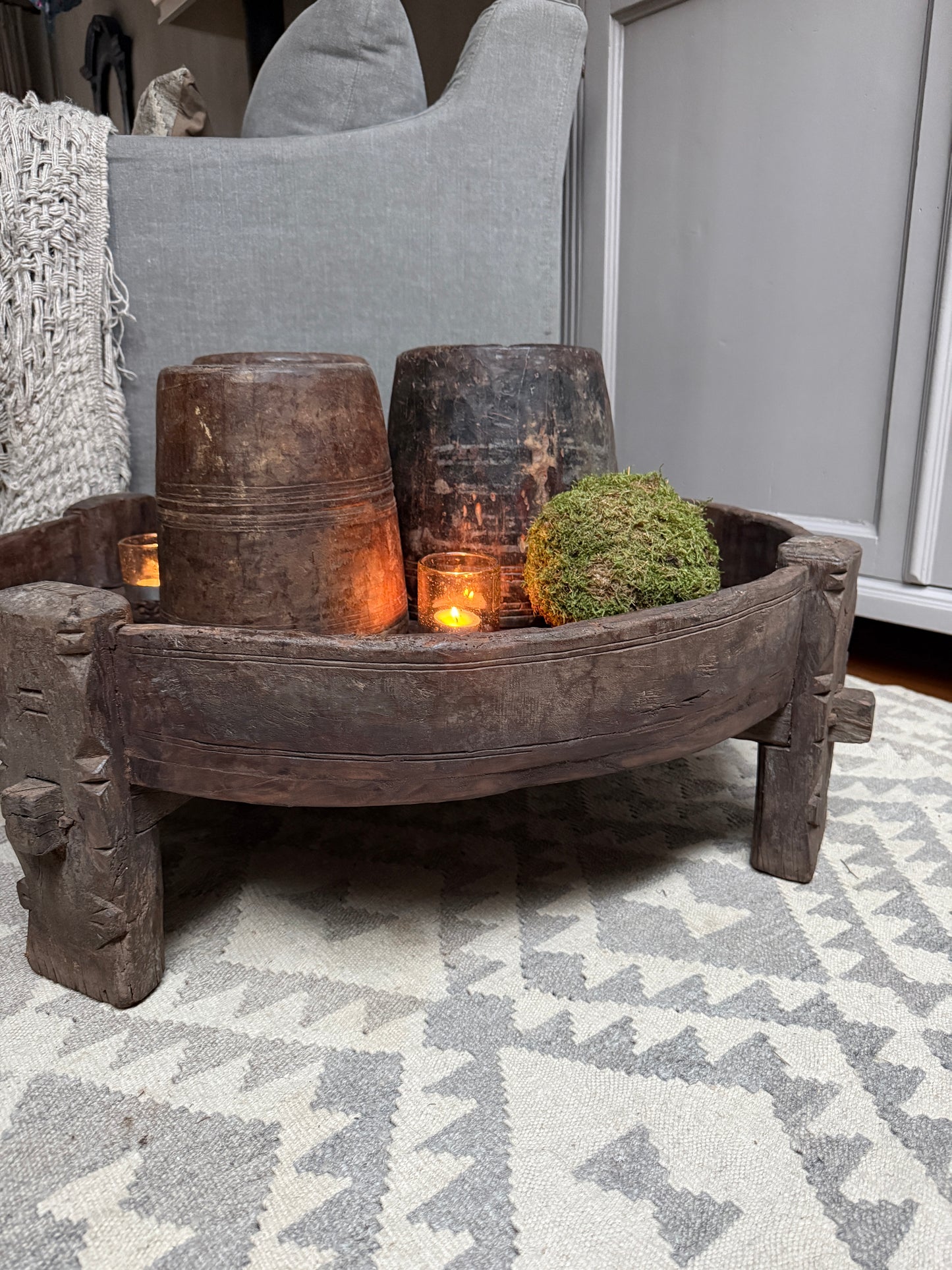 Authentieke handgemaakte chakkitafel met houten kommen, mosbal en kaarsje, landelijk interieur