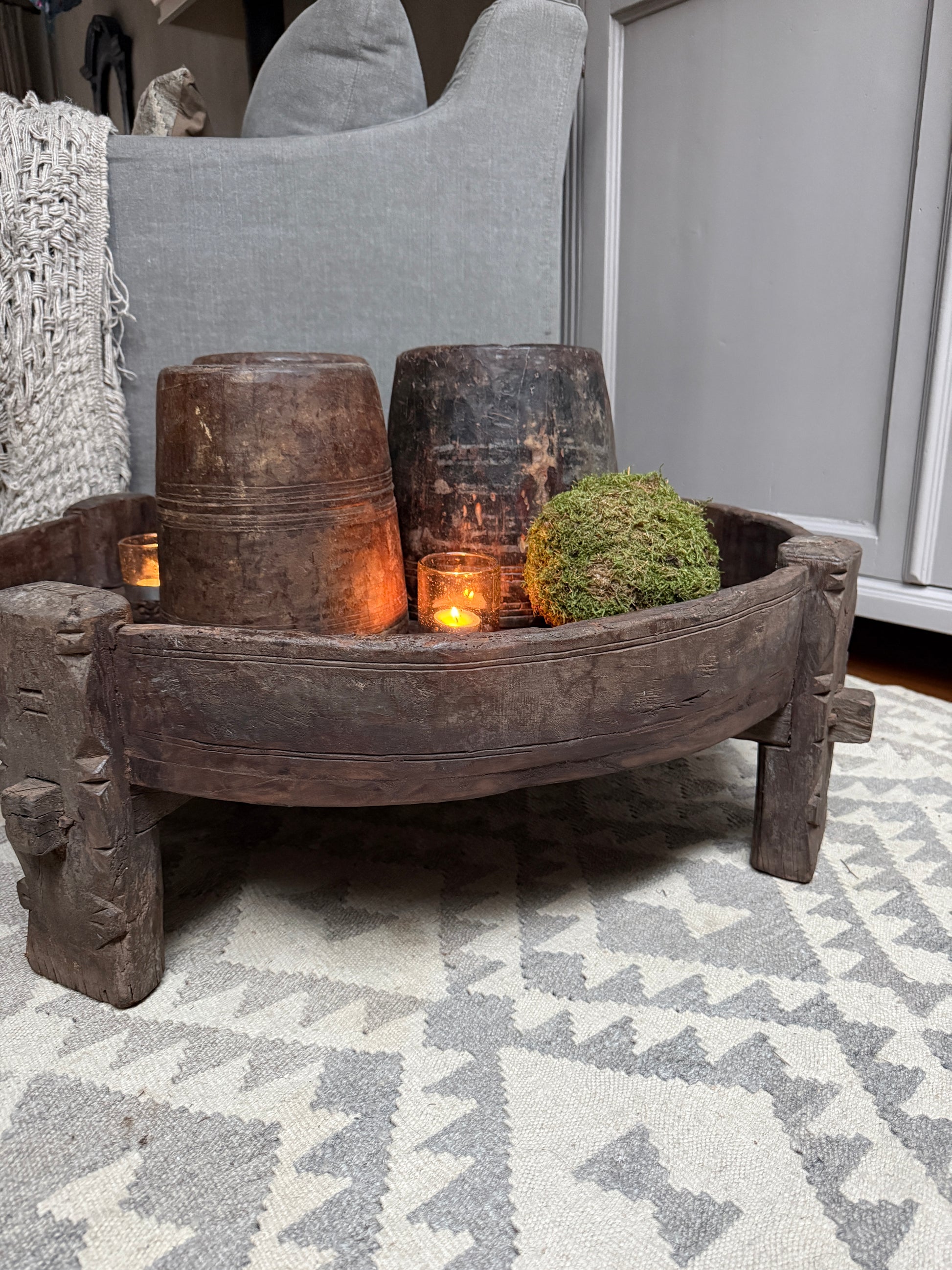 Authentieke handgemaakte chakkitafel met houten kommen, mosbal en kaarsje, landelijk interieur