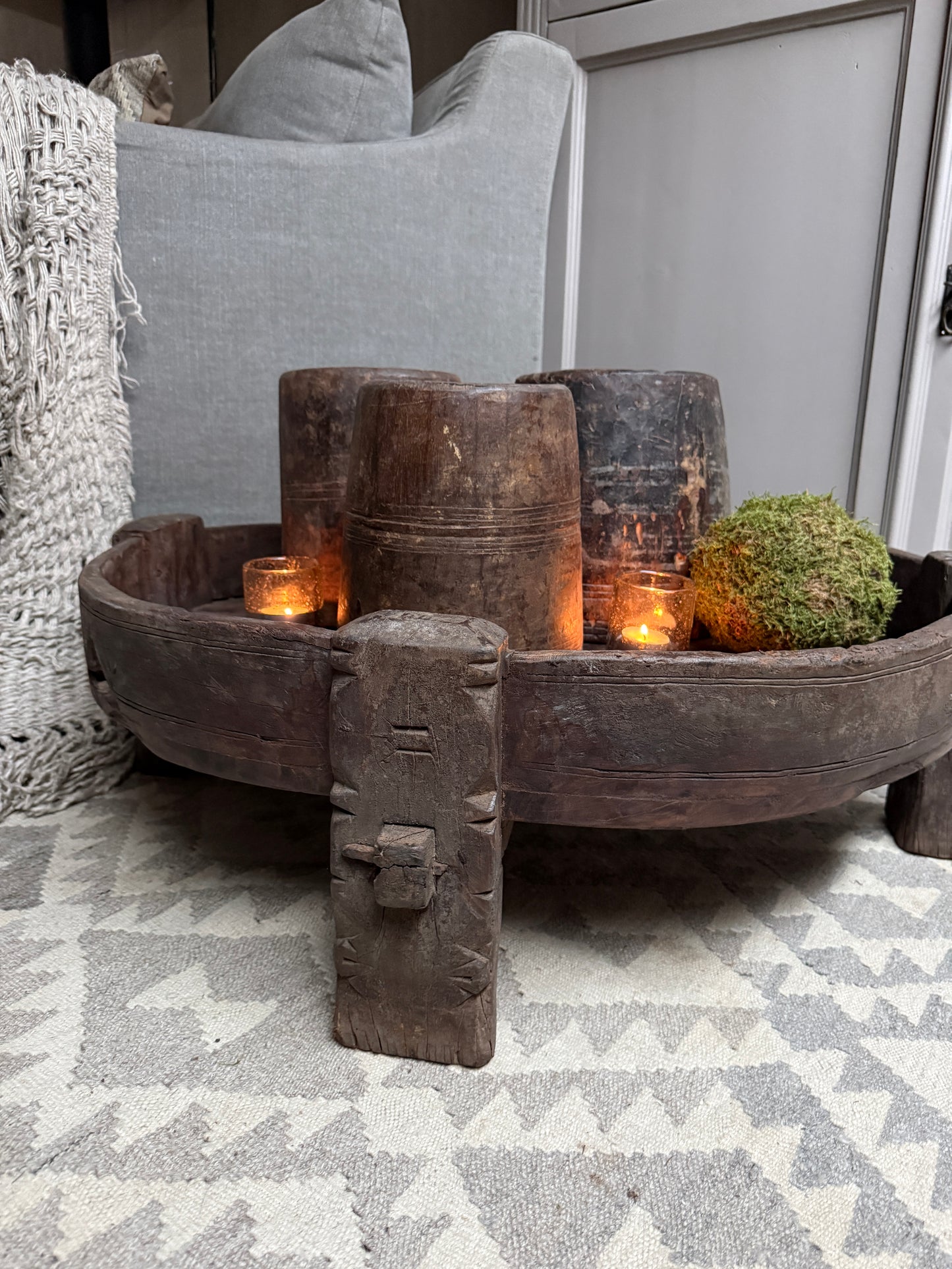 Authentieke houten chakkitafel met kaarsen, woondecoratie in sober landelijk interieur