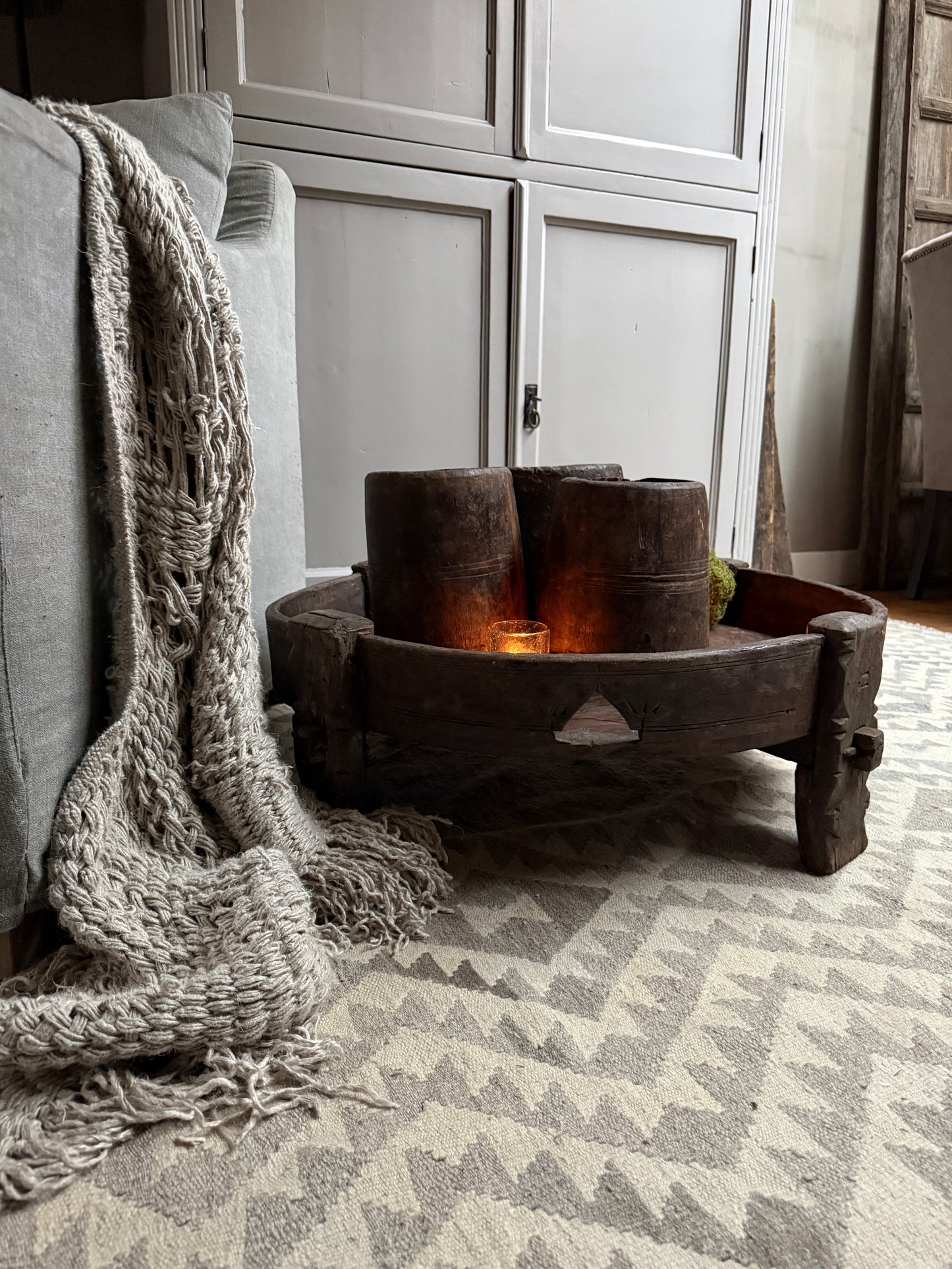 Handgemaakte houten schaaltafel met kaarsen, landelijke sober woonaccessoire My Sober Home