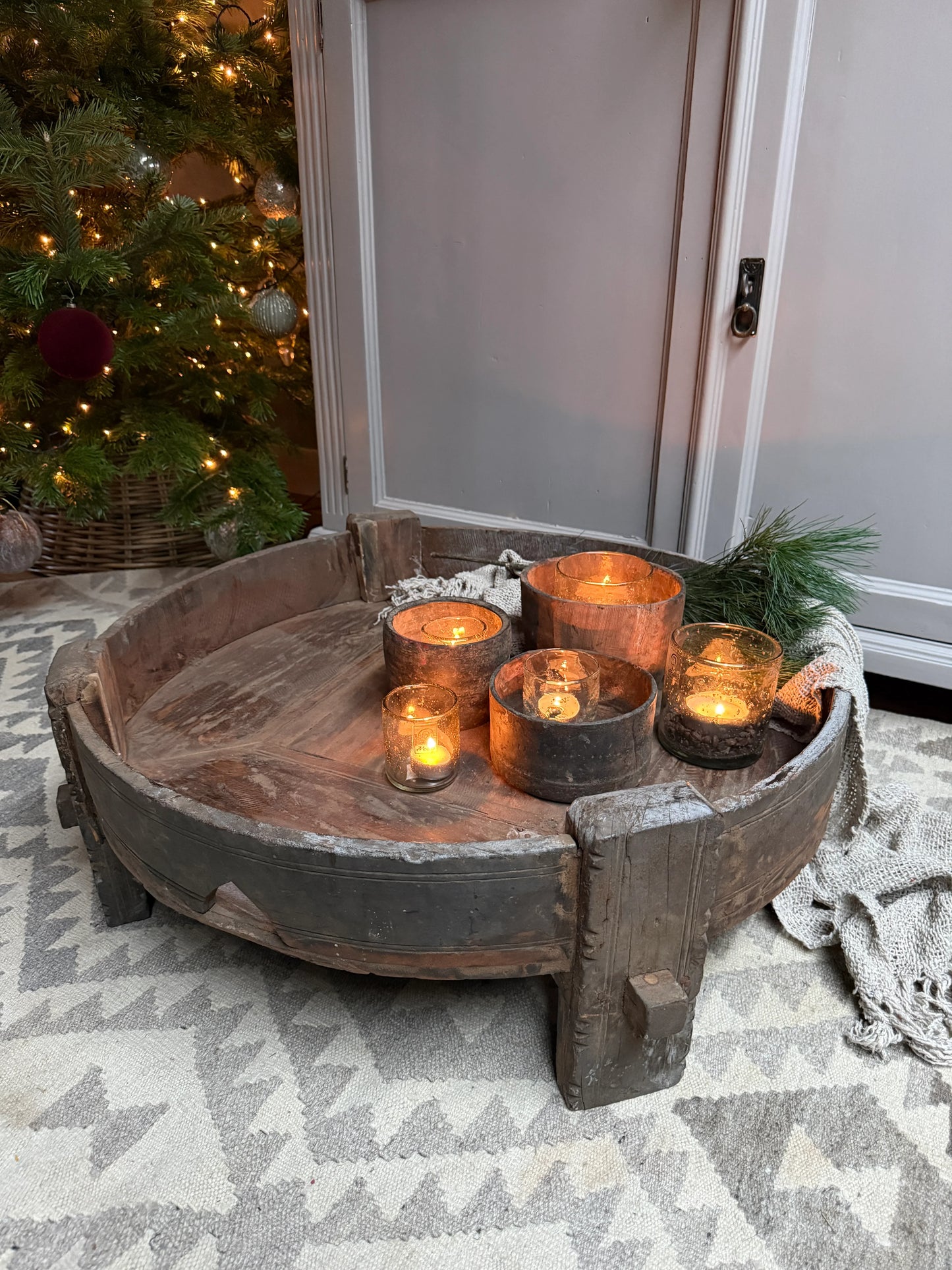 Authentiek houten chakkitafel met kaarsen, landelijk sober interieur, My Sober Home.