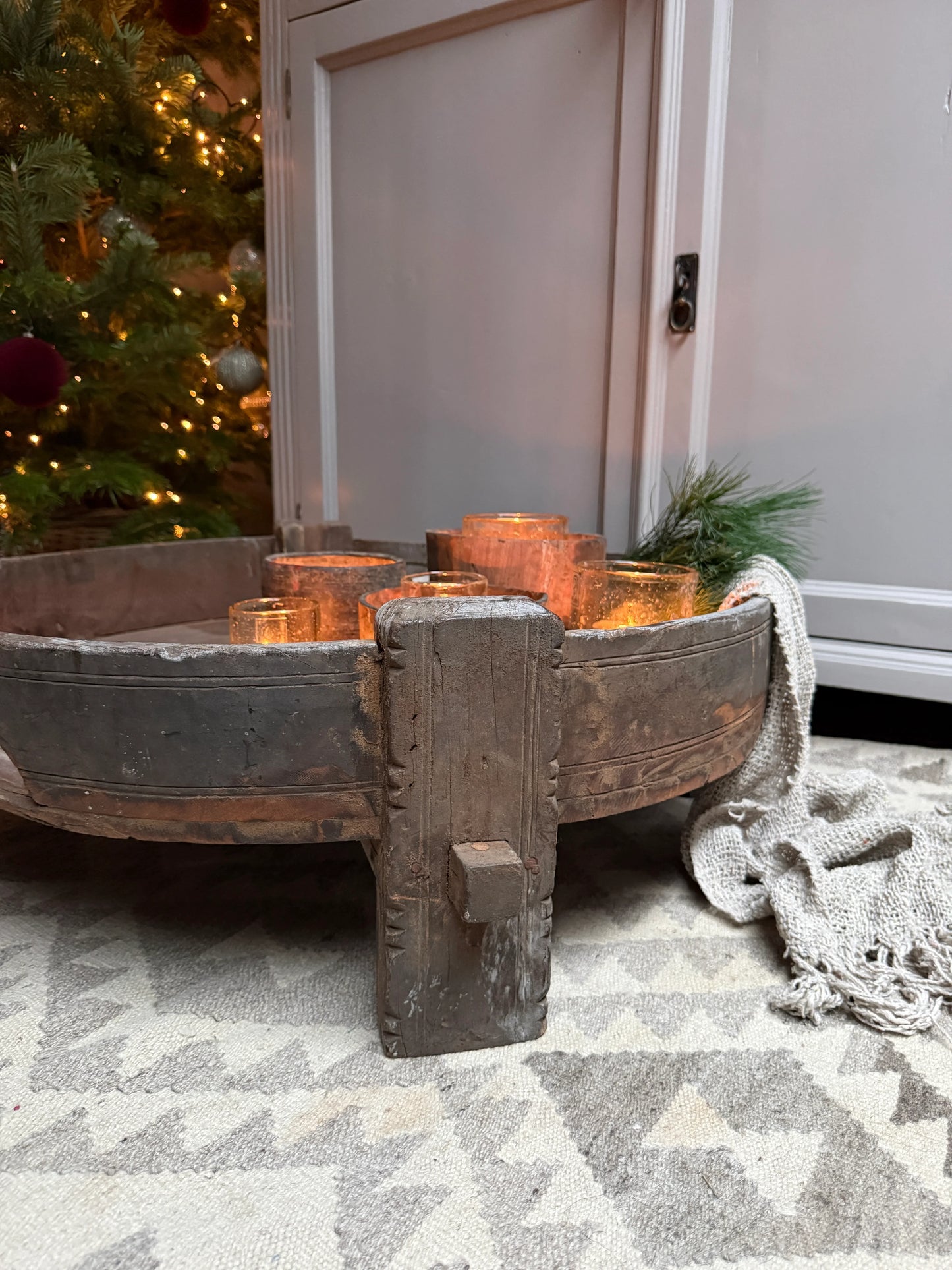 Authentieke houten chakki tafel met kaarsen en landelijke decoratie in sober interieur, My Sober Home