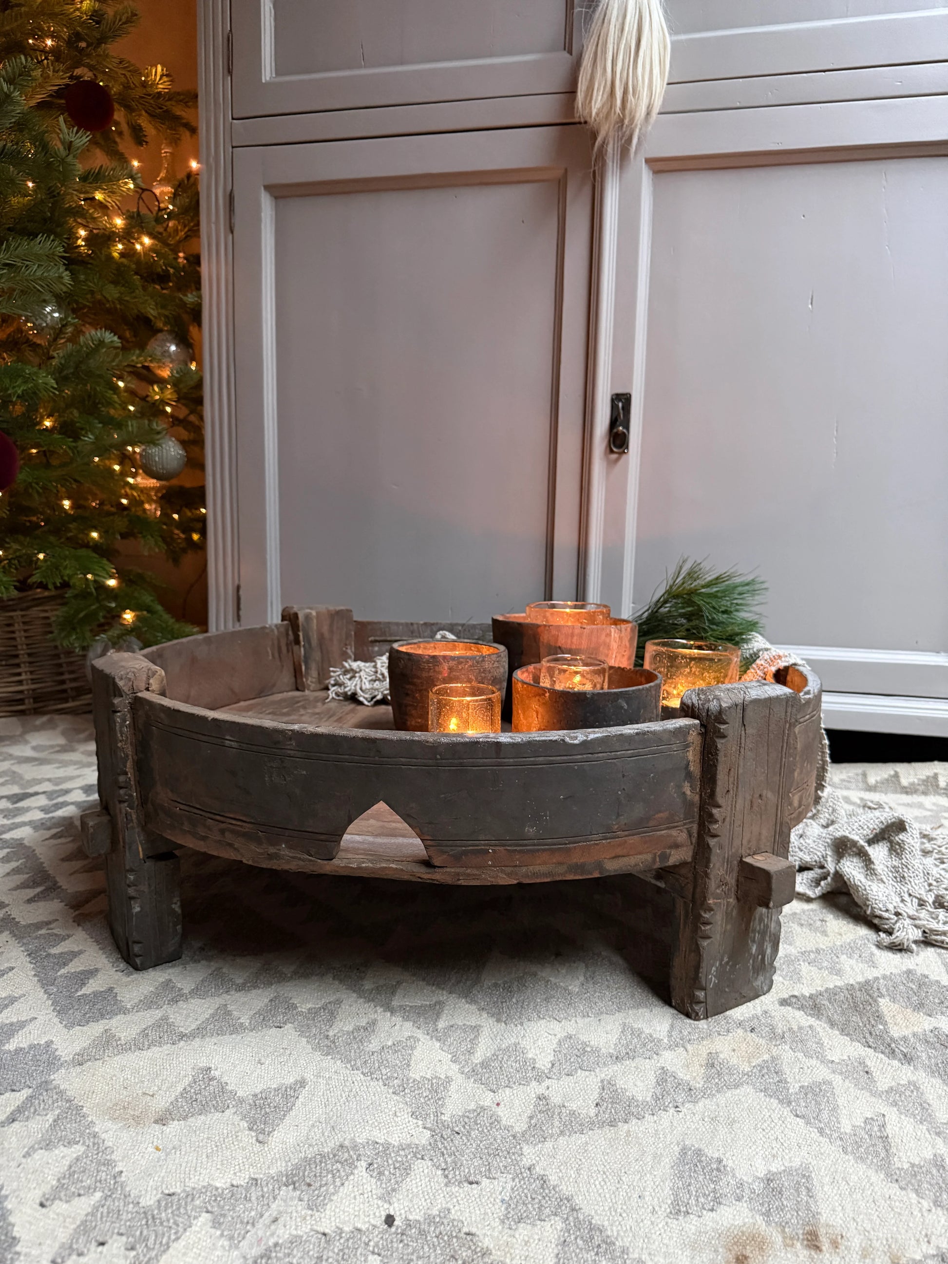 Authentieke houten chakki tafel met kaarsen, landelijke woondecoratie, My Sober Home