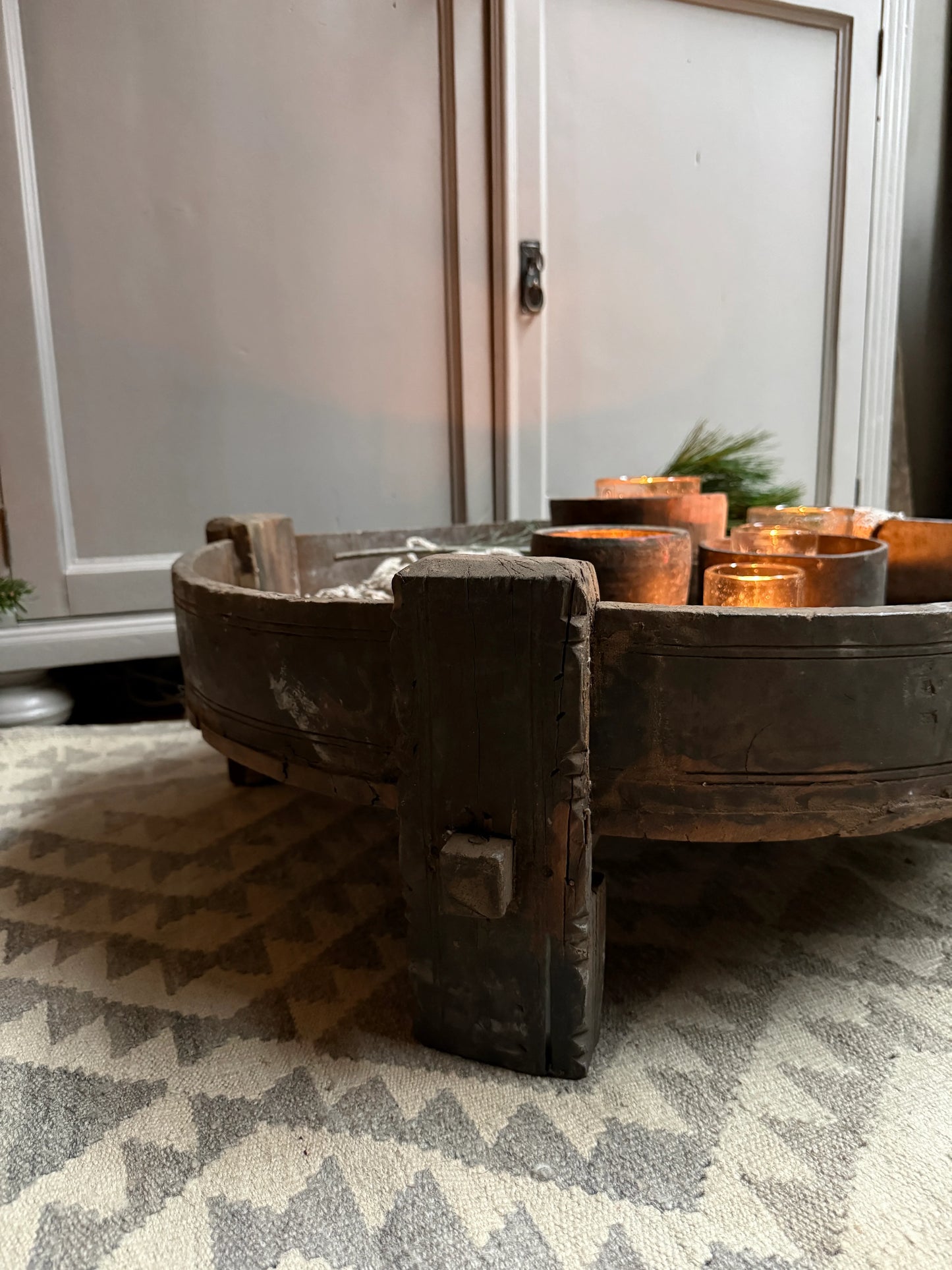 Authentieke handgemaakte houten chakkitafel met kaarsen, sober landelijk interieur