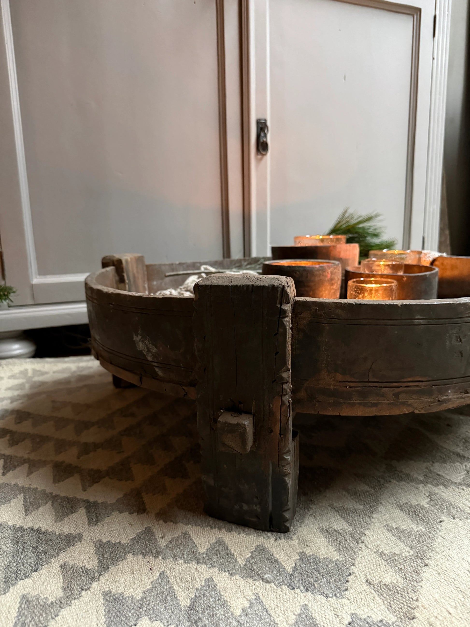 Authentieke handgemaakte houten chakkitafel met kaarsen, sober landelijk interieur