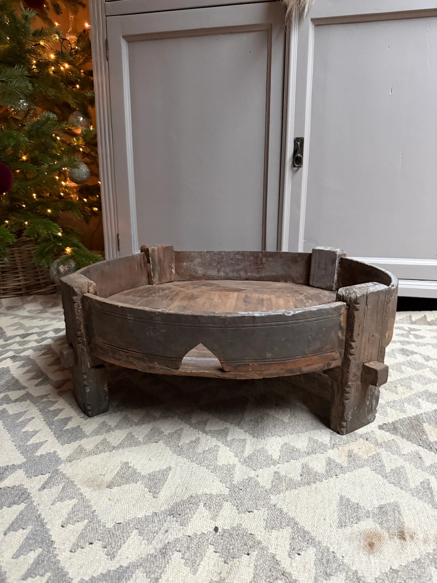 Authentieke, handgemaakte houten chakkitafel op vloerkleed, landelijke woonaccessoire