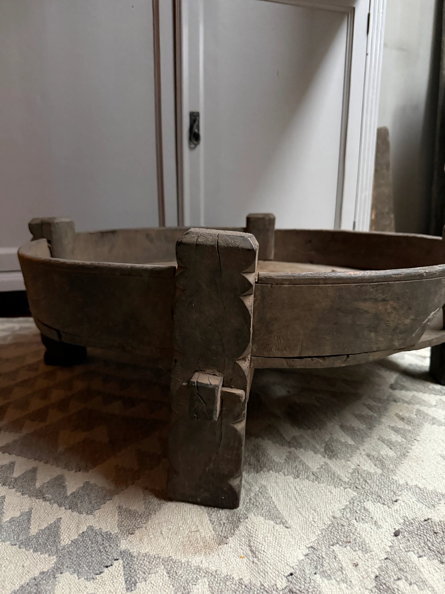 Authentieke houten chakketafel uit India op vloerkleed, landelijk sober interieur
