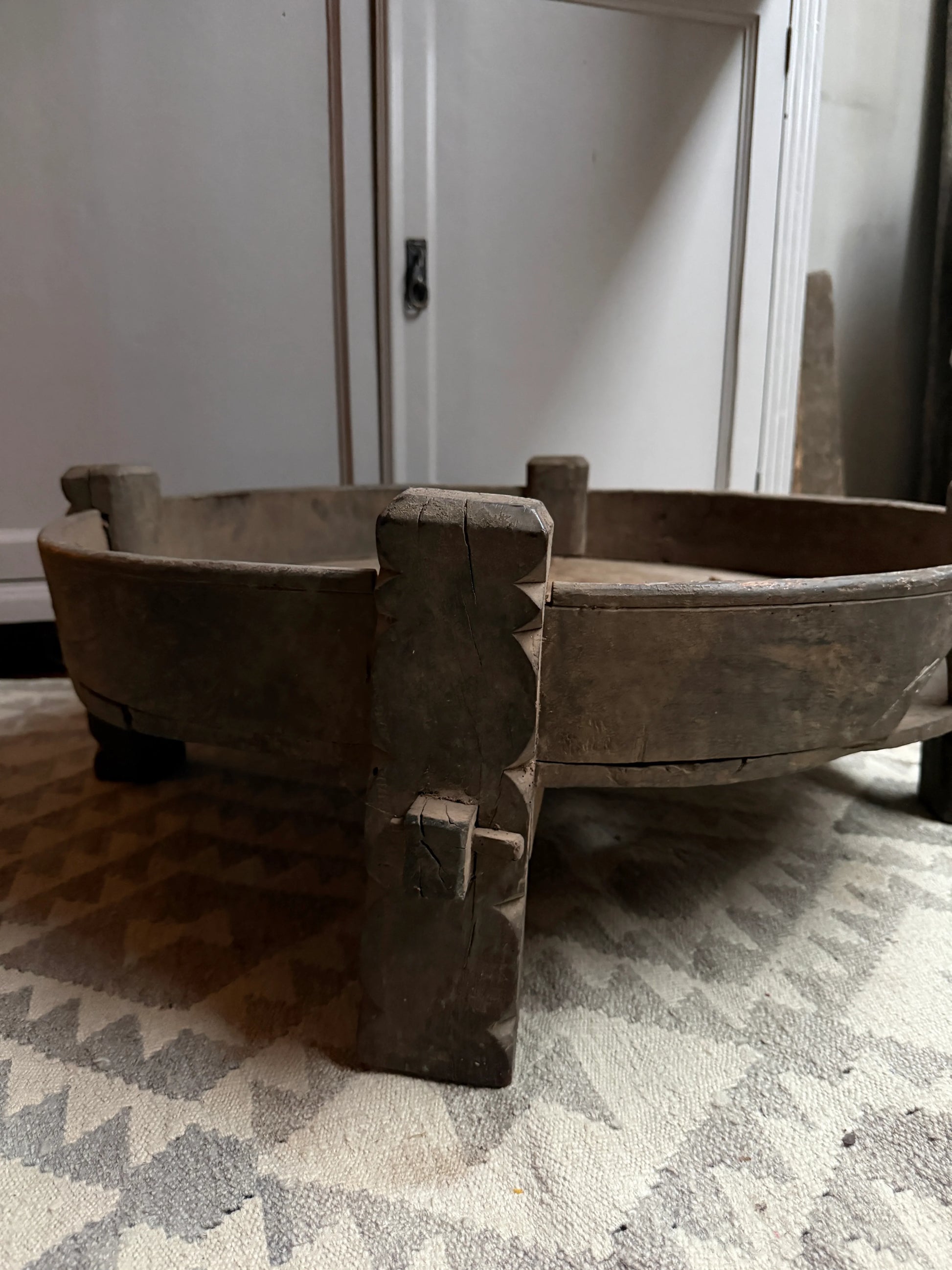 Authentieke houten chakketafel uit India op vloerkleed, landelijk sober interieur