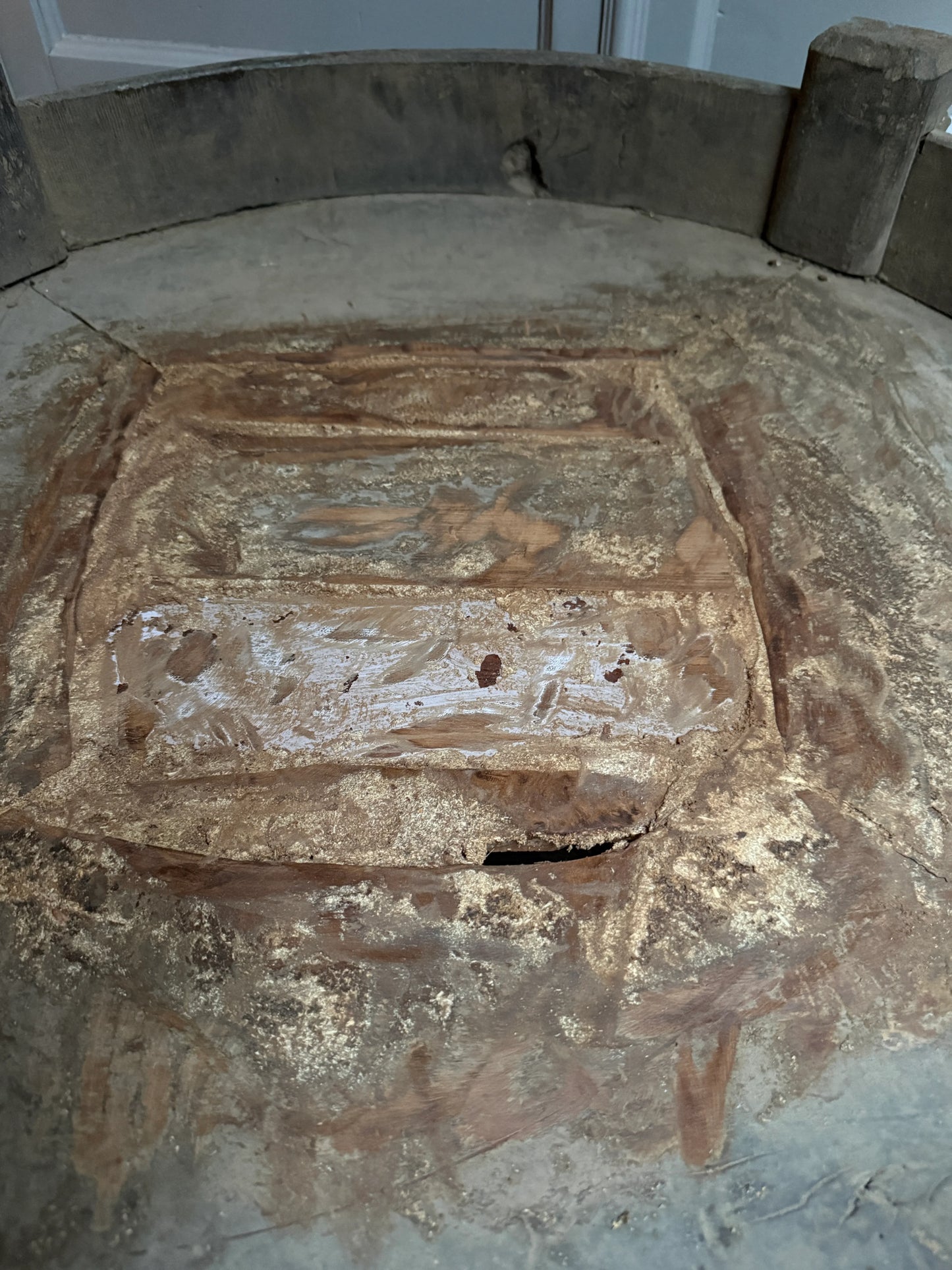 Authentieke, handgemaakte houten schaal met verweerde details, sober en landelijk woonaccessoire.