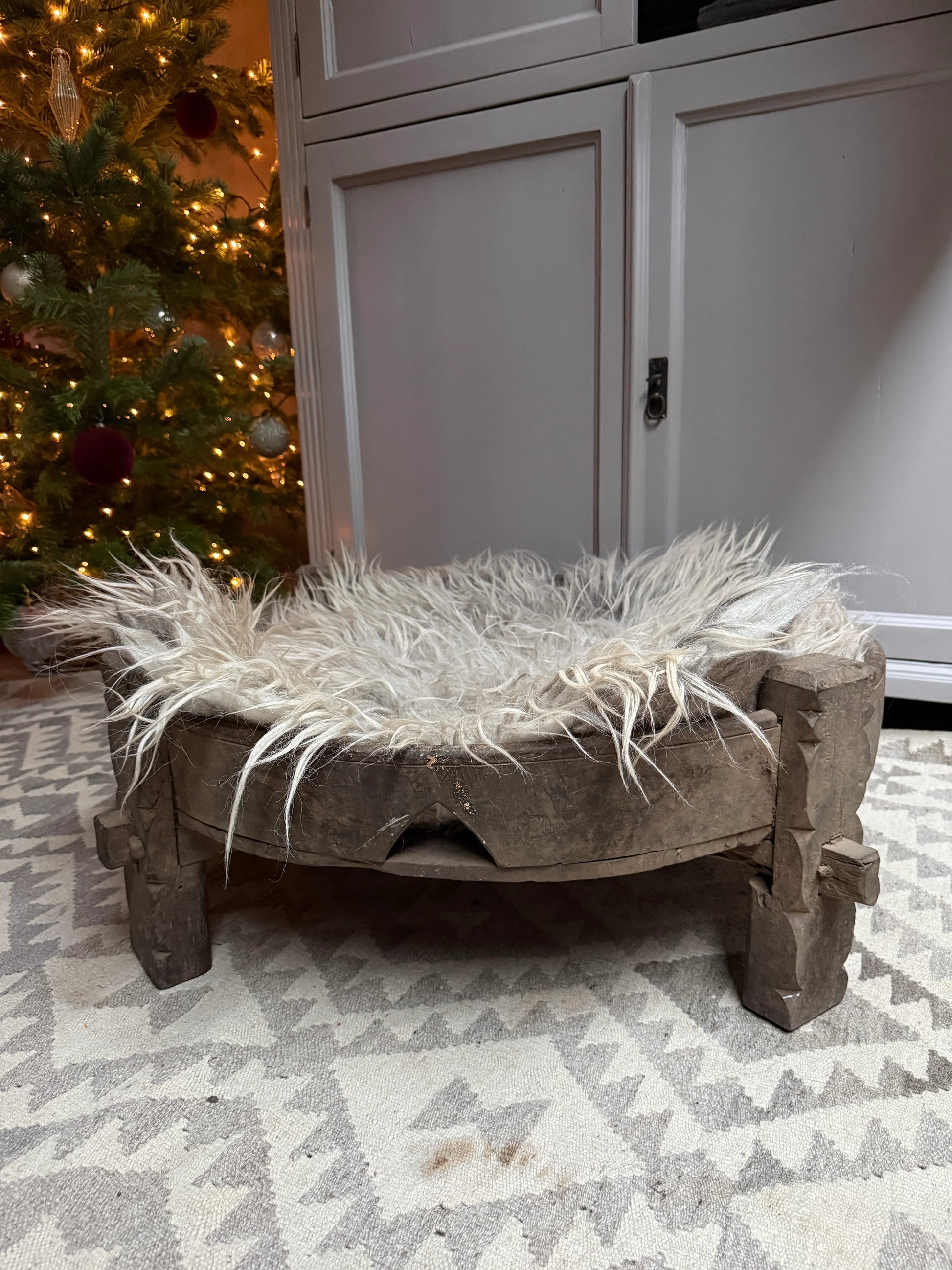 Houten chakkitafel met schapenvacht, landelijke woonaccessoire My Sober Home