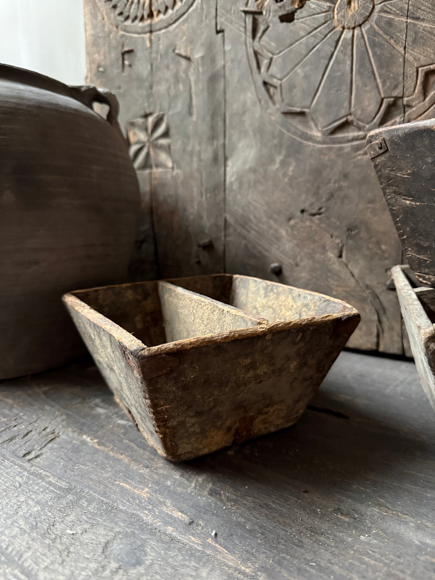 Authentiek, handgemaakt Chinees bakje van metaal op houten tafel, landelijk sobere stijl