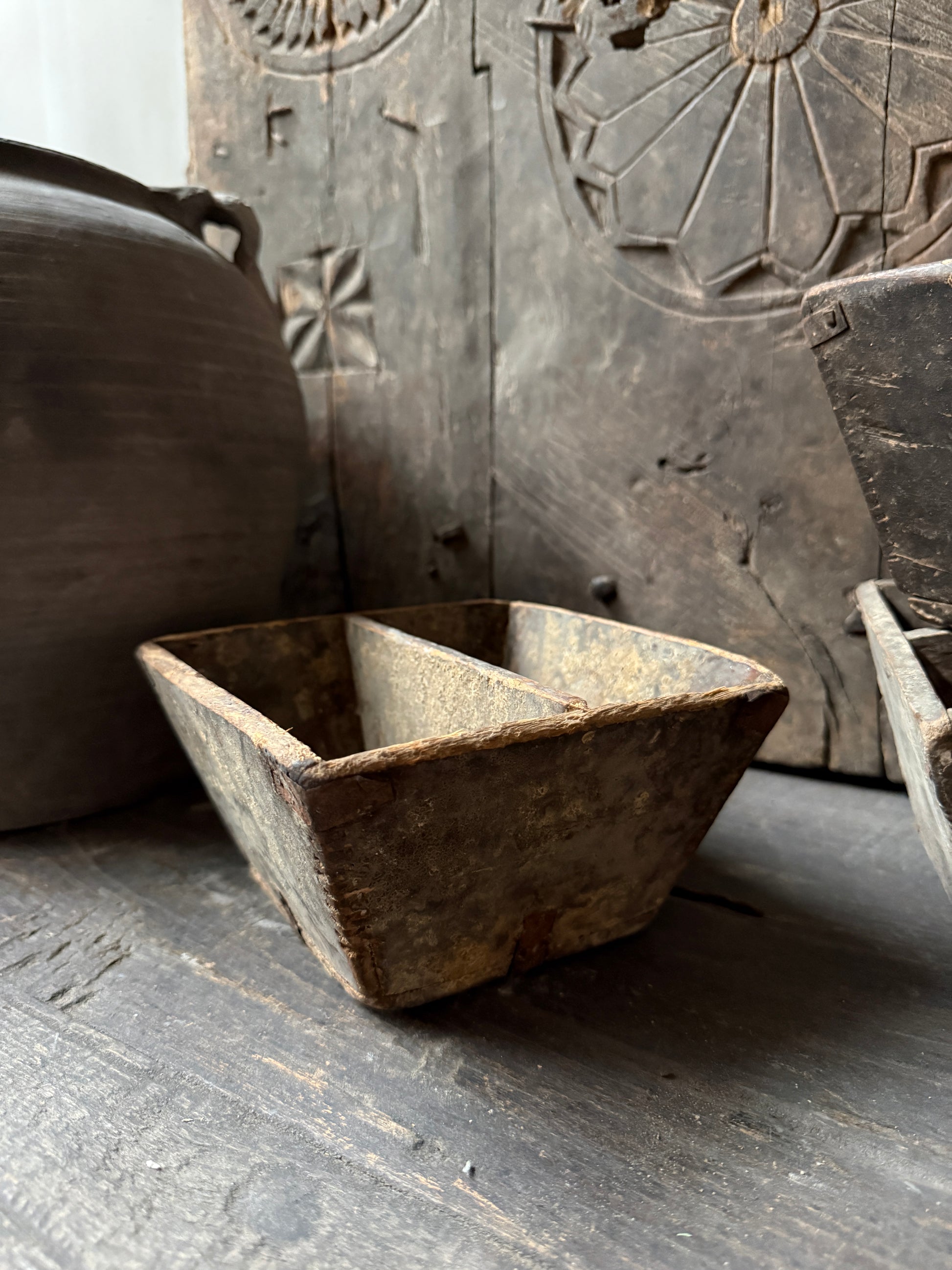 Authentiek, handgemaakt Chinees bakje van metaal op houten tafel, landelijk sobere stijl