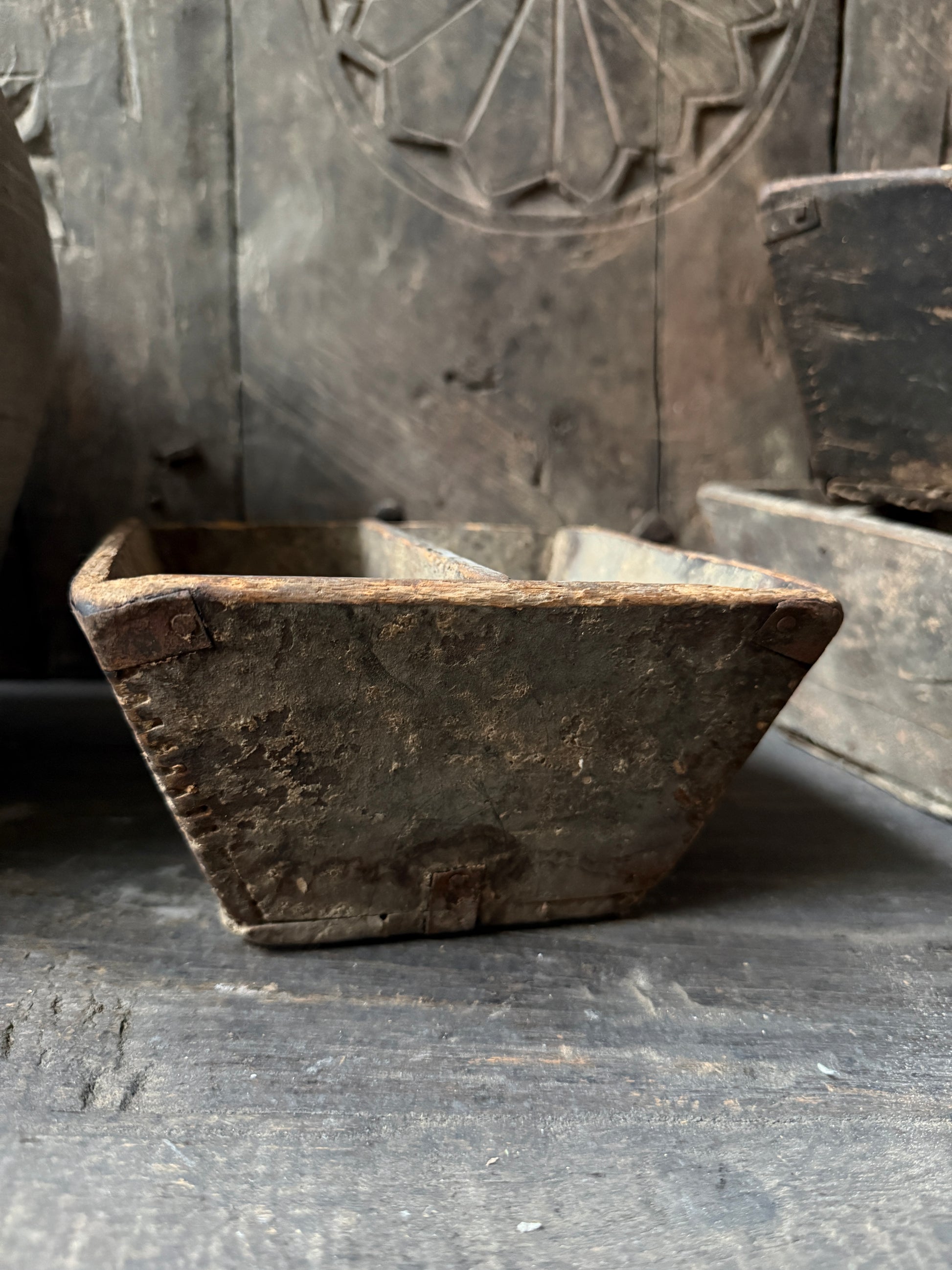 Authentiek, handgemaakt houten bakje uit India in landelijke, sobere stijl op houten achtergrond