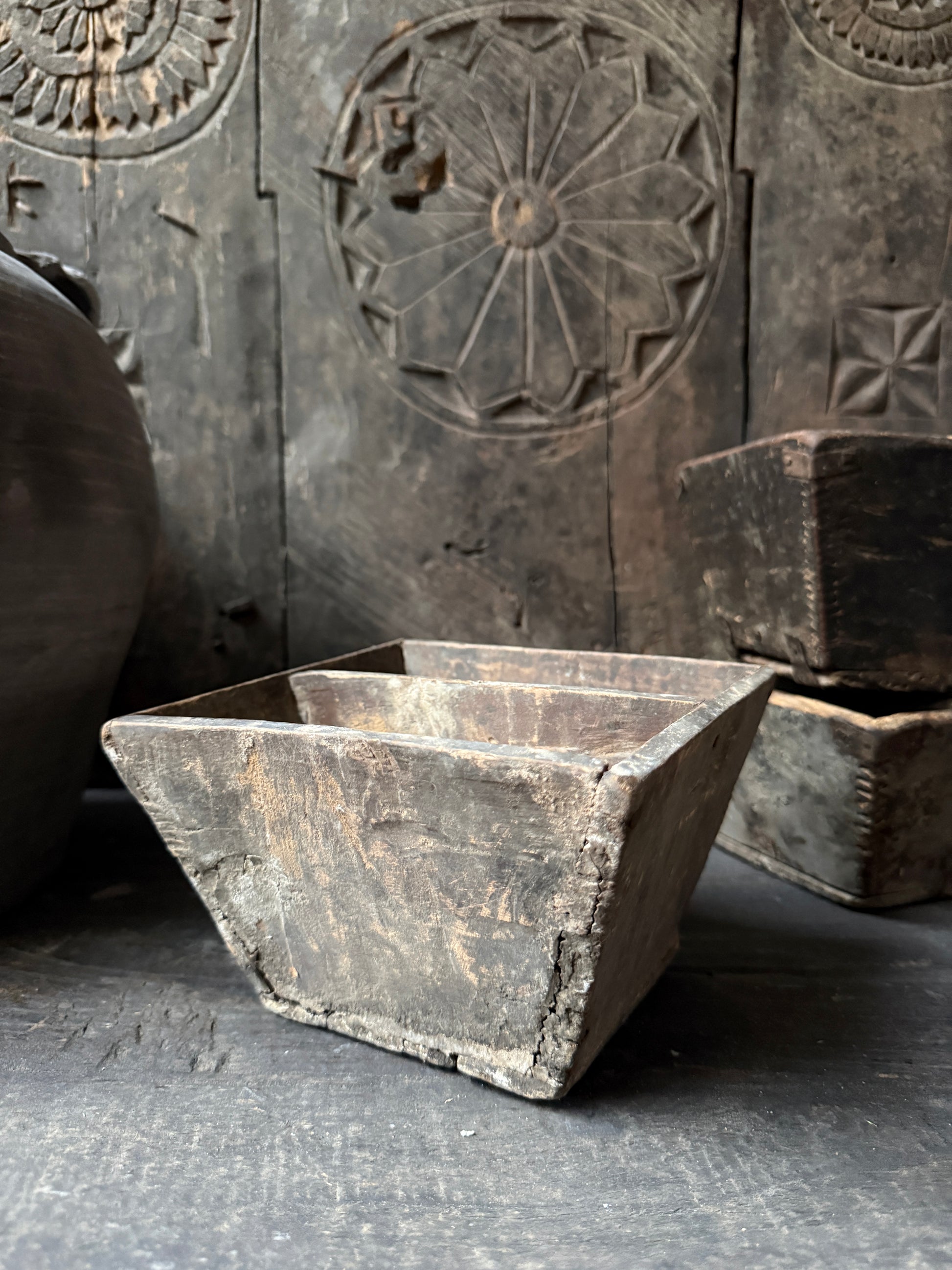 Authentiek, handgemaakt houten bakje uit India voor sober, landelijk interieur, My Sober Home