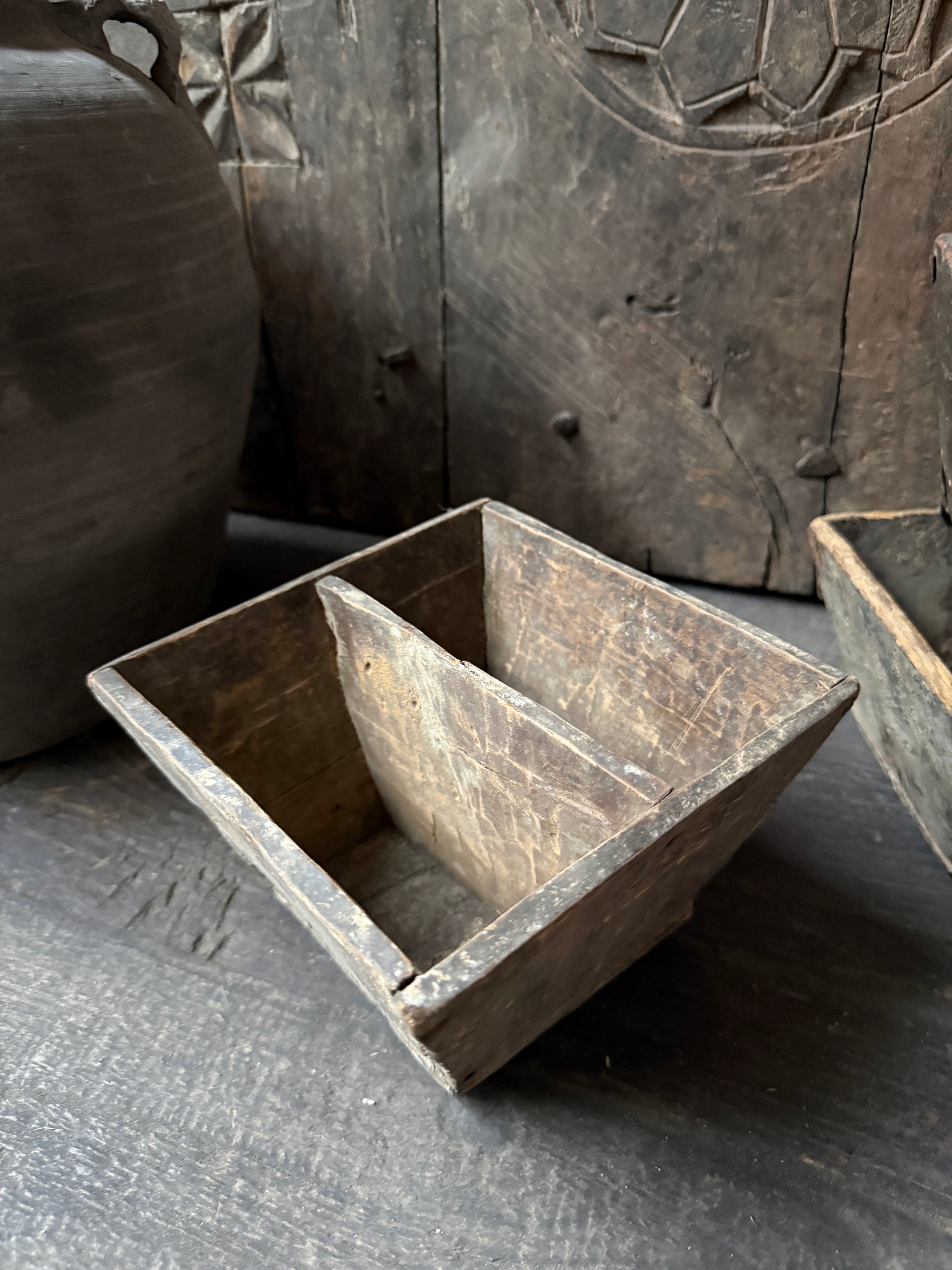 Authentiek houten bakje met vakverdeling, handgemaakt, landelijke sobere woonstijl decoratie