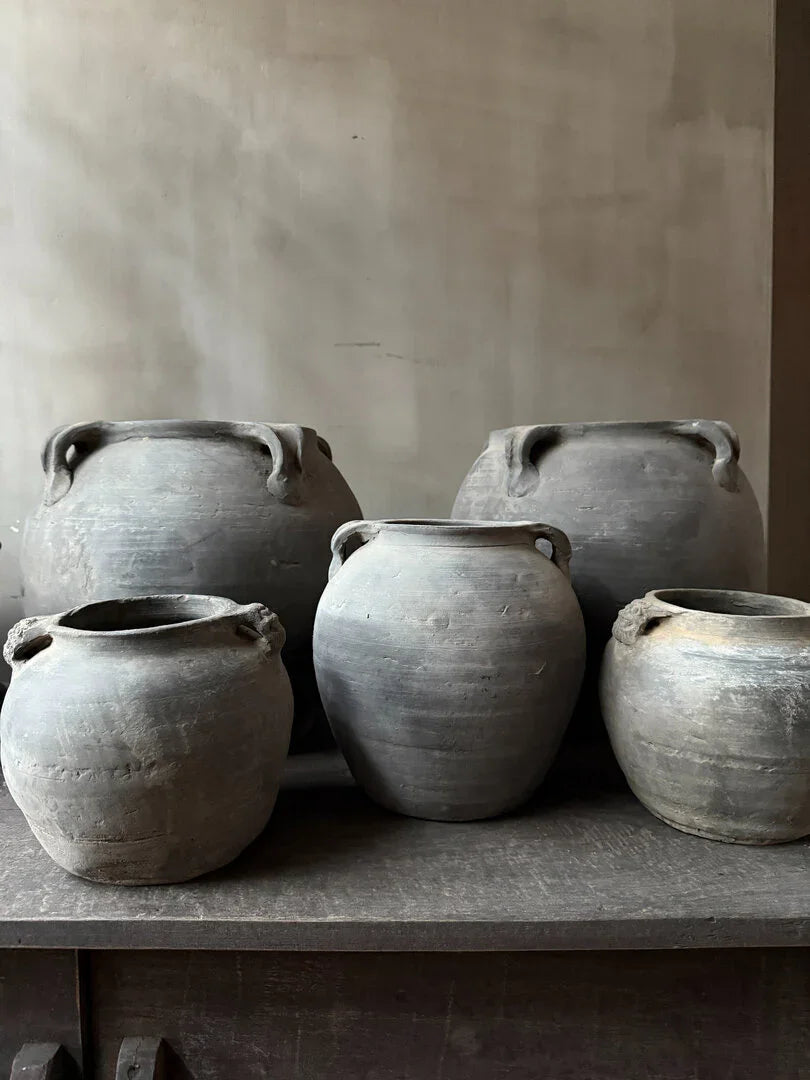 Handgemaakte Chinese kruikjes, grijs aardewerk, sober landelijk interieur, My Sober Home