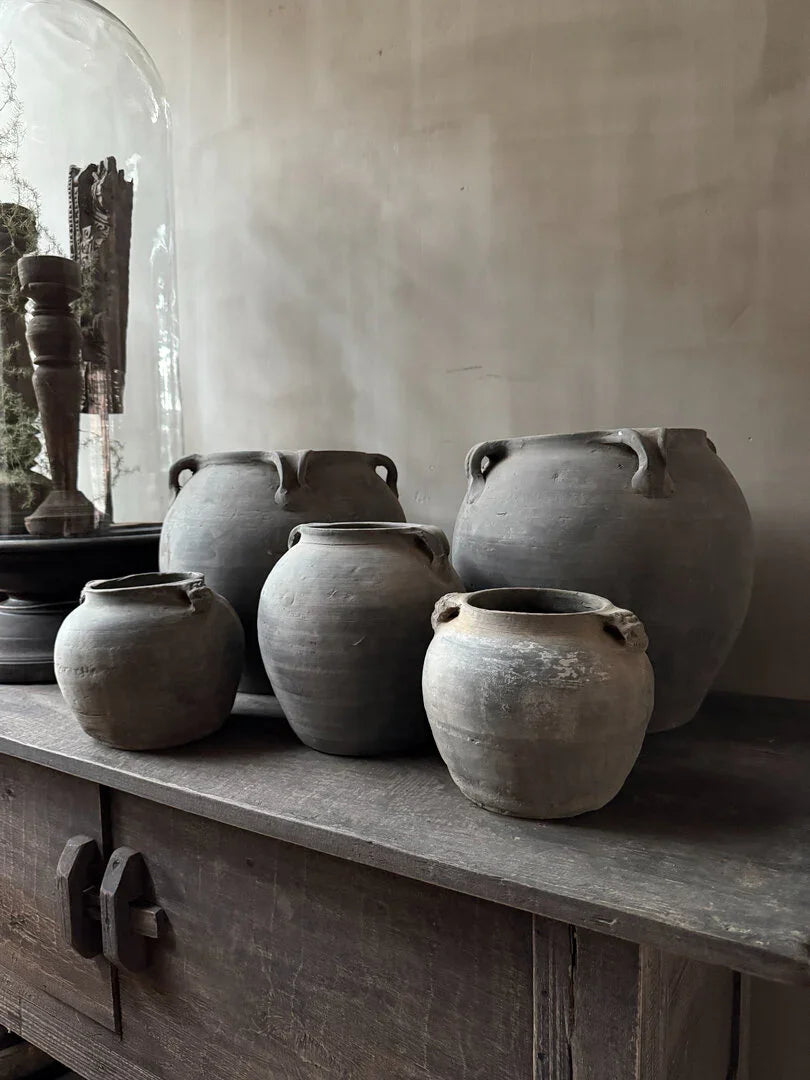 Authentiek Chinees kruikje, handgemaakt, stoer en sober woonaccessoire op houten kast