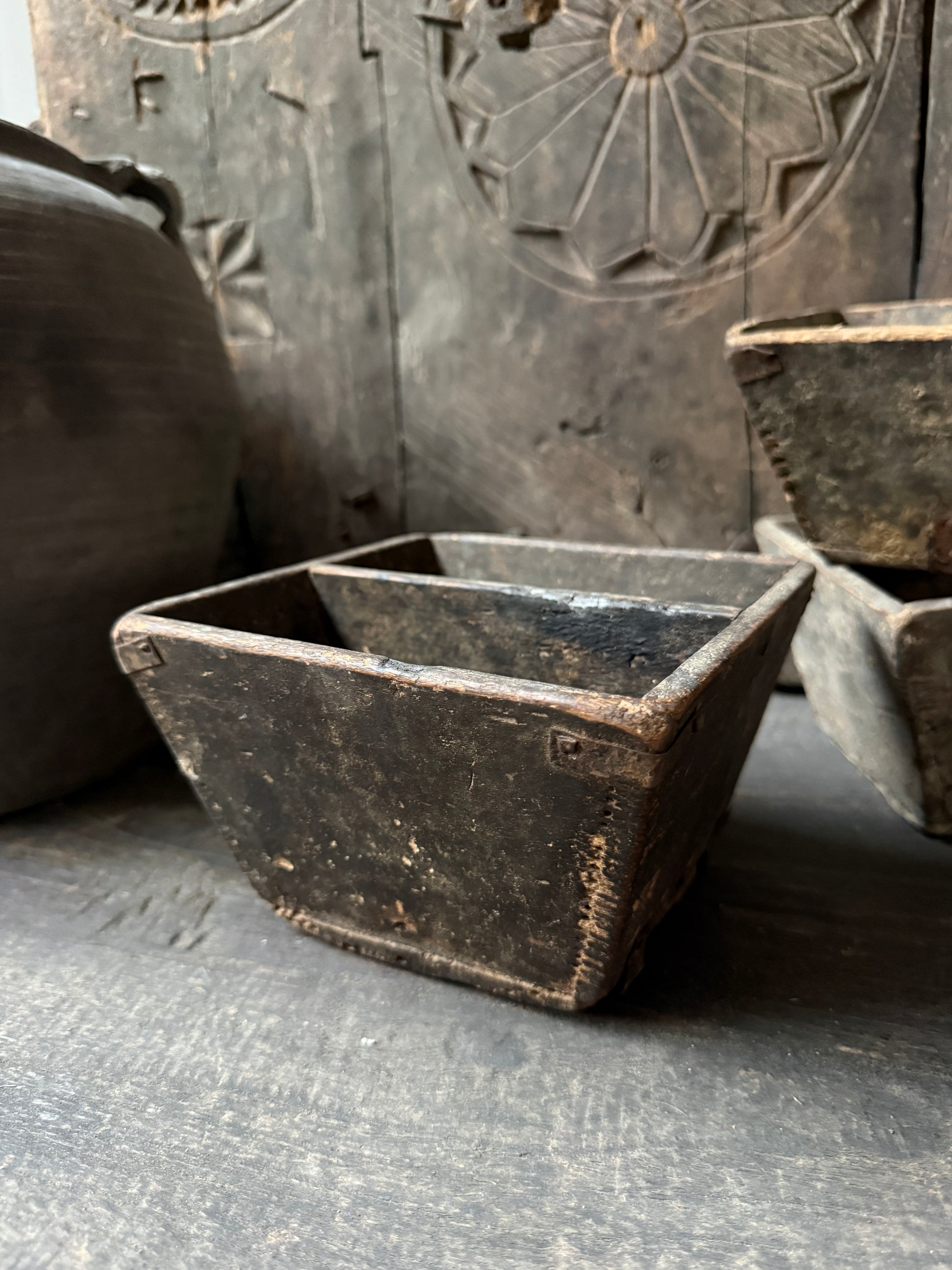 Handgemaakt oud houten Chinees bakje, authentiek woonaccessoire, sober landelijk interieur