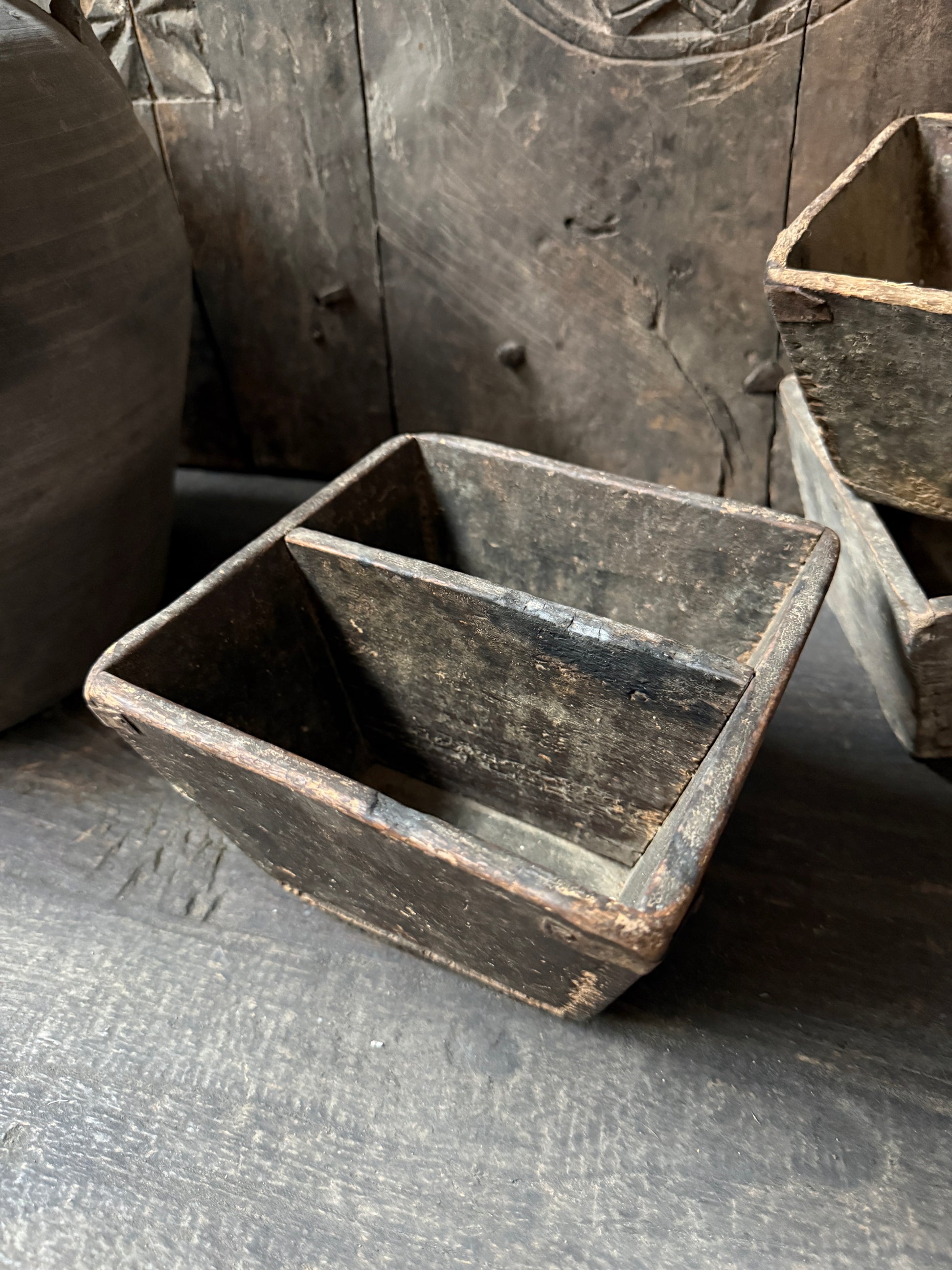 Authentiek, handgemaakt houten bakje met vakken, landelijke woonaccessoire uit India.