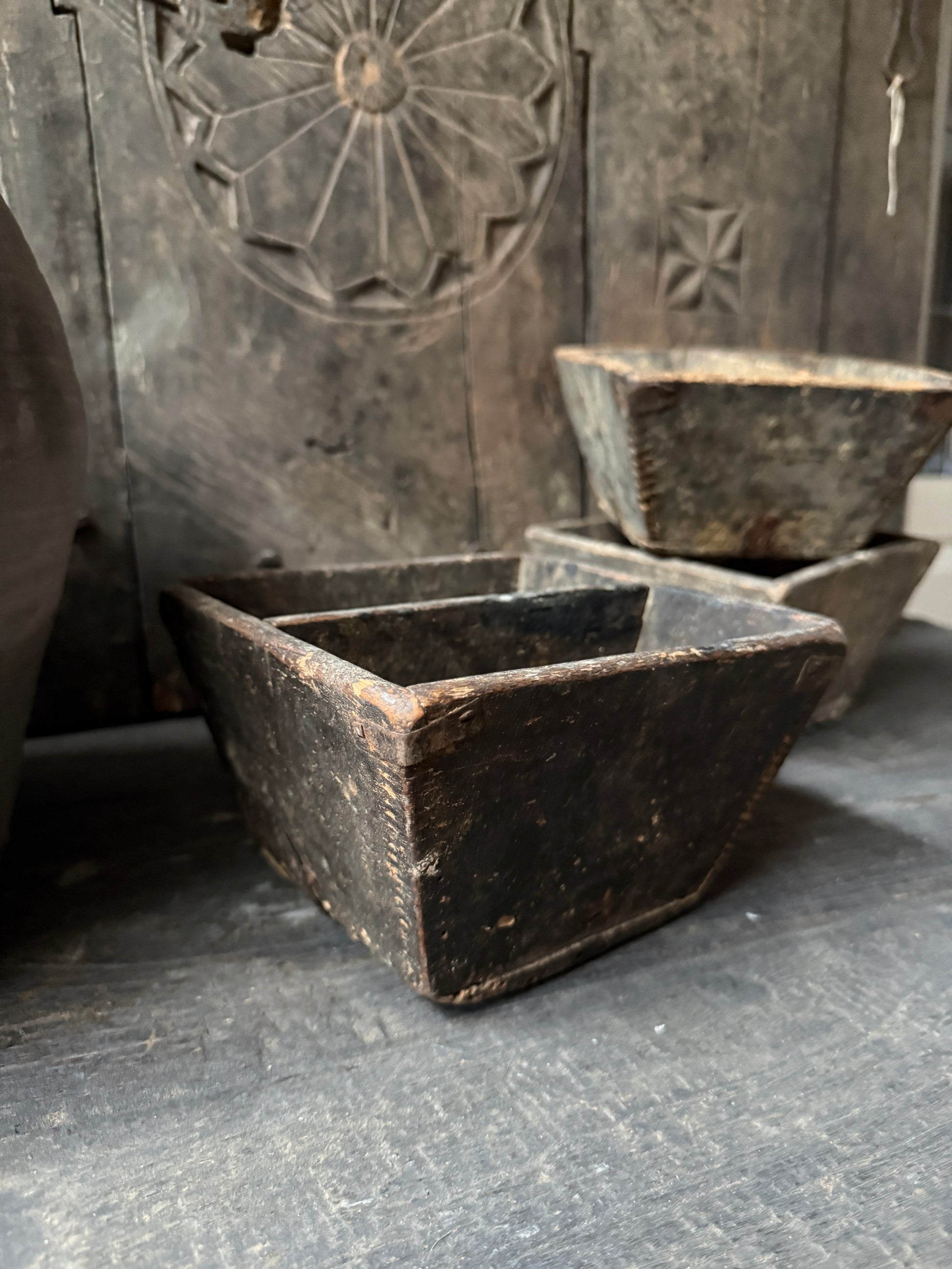 Authentiek houten bakje, handgemaakt en sober, landelijke stijl bij My Sober Home